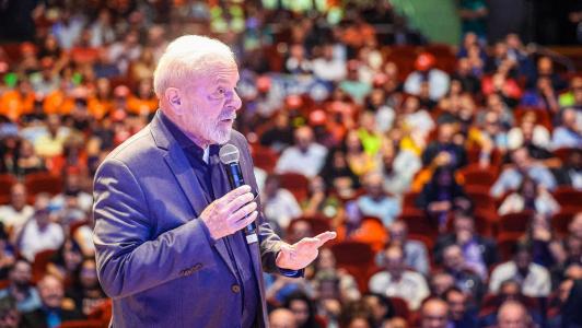 Lula entrega primeiros cartões a estudantes de baixa renda que aderiram ao “Pé de meia“ | CNN Brasil