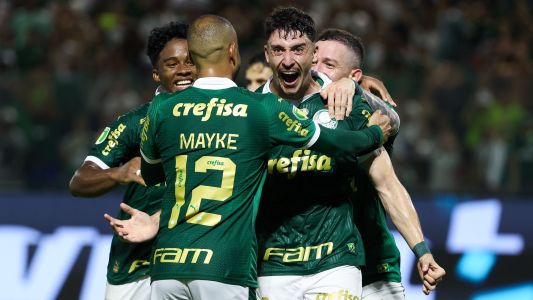 Jogadores do Palmeiras comemoram gol contra Ponte Preta no Campeonato Paulista