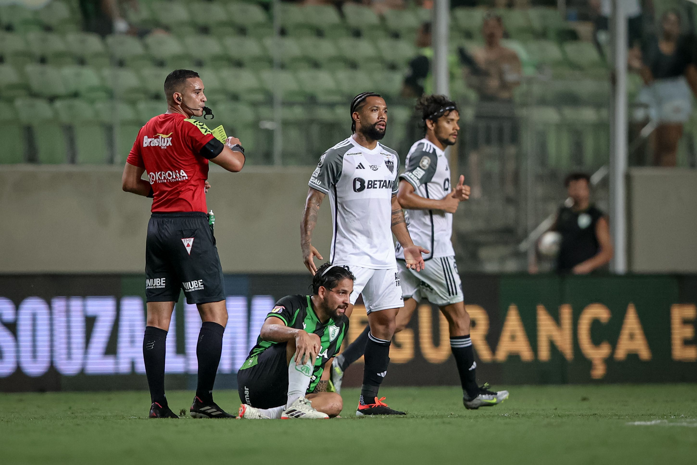 Jogadores do América são suspensos por confusão em jogo contra o Atlético; veja as penas