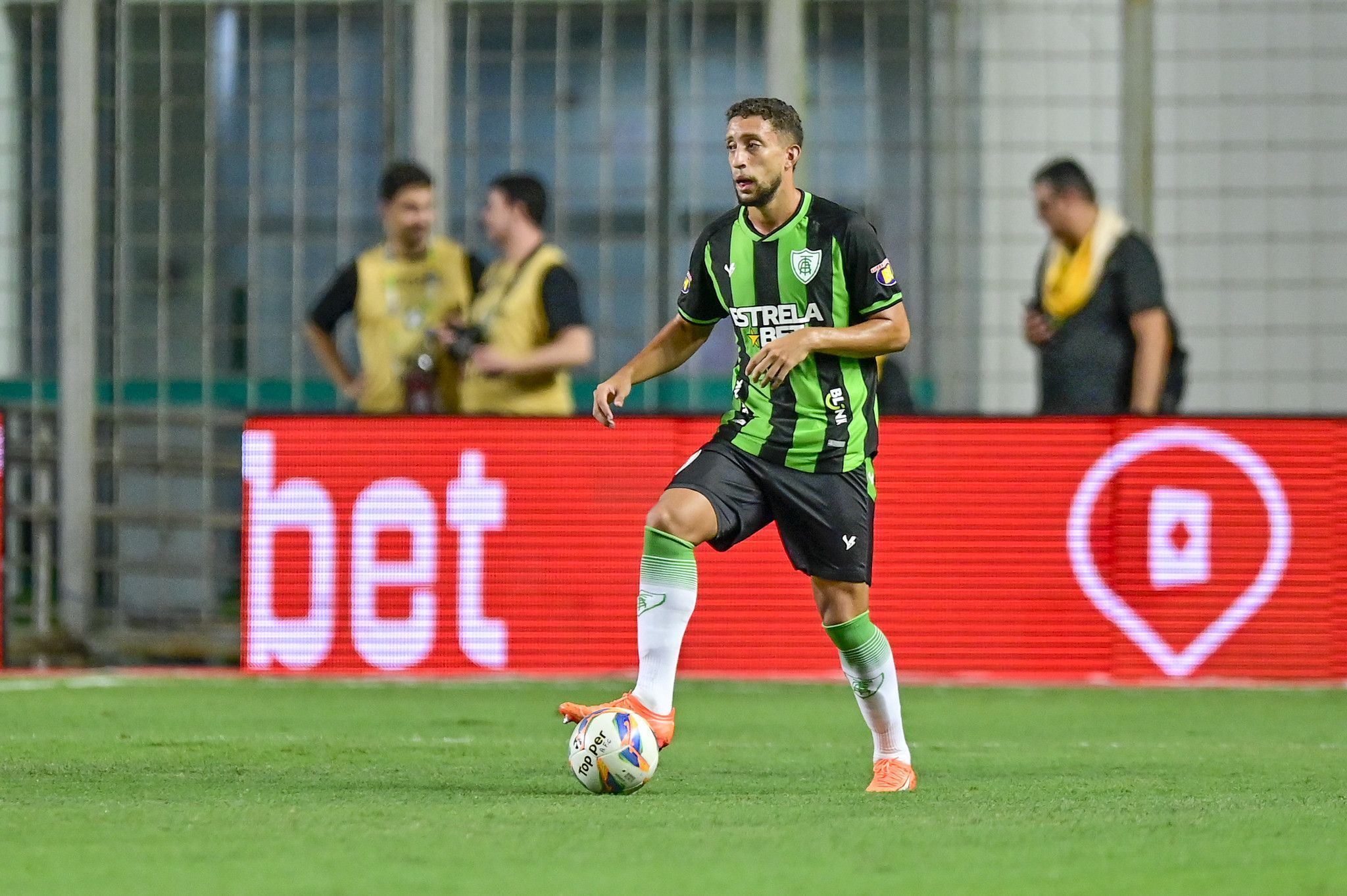 Zagueiro do América avalia período sem jogos e mira estreia na Série B