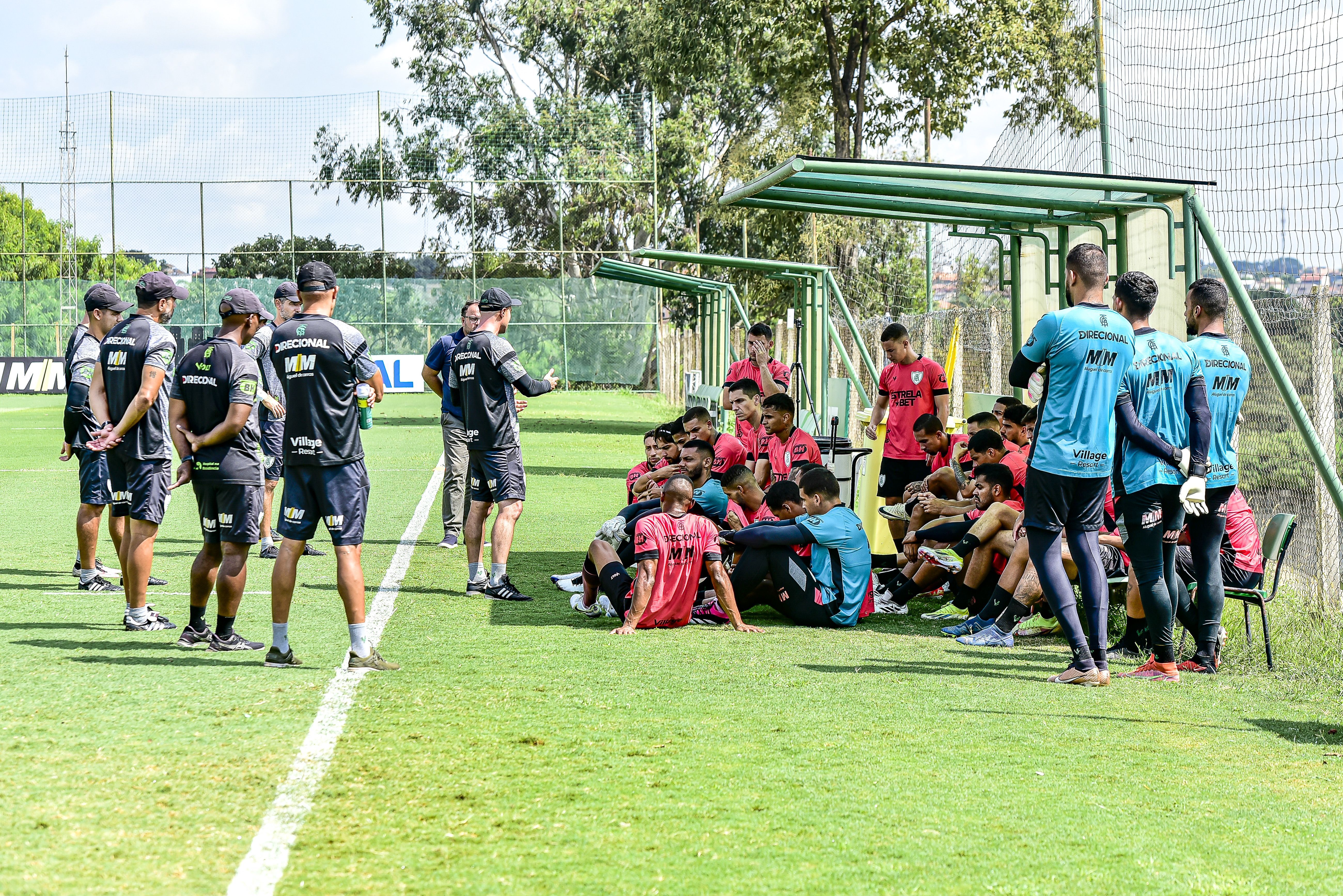 Titular do América inicia transição física no CT Lanna Drumond