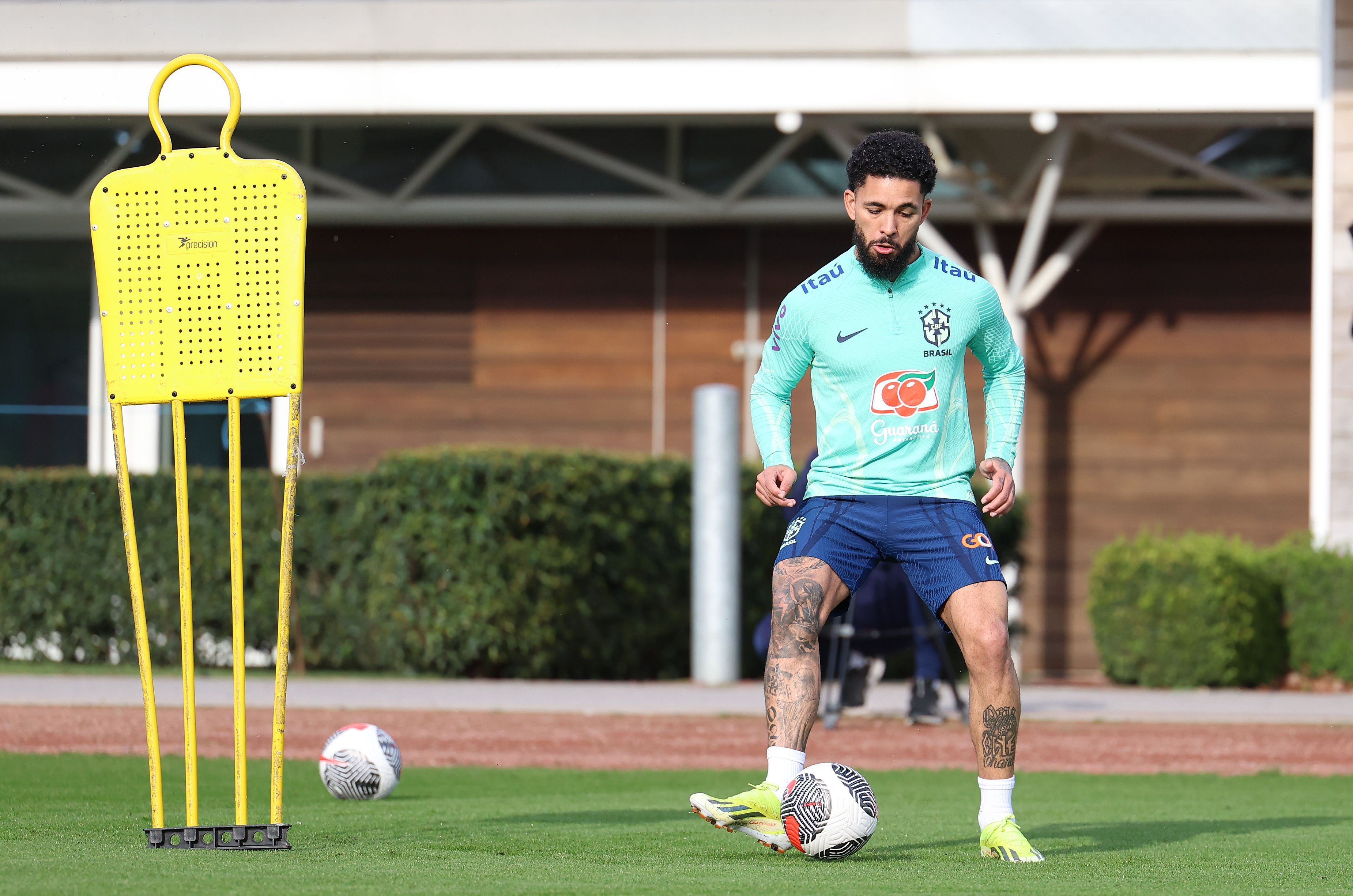Douglas Luiz fala sobre concorrência em Seleção Brasileira com vários volantes