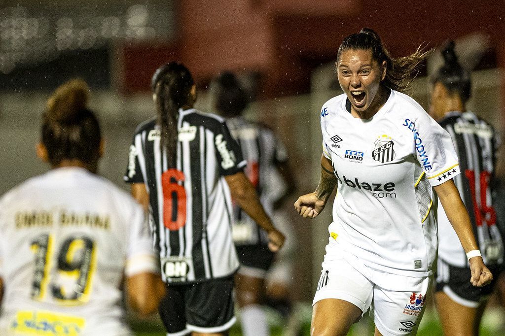 Atlético perde de virada para o Santos e segue na lanterna do Brasileiro Feminino