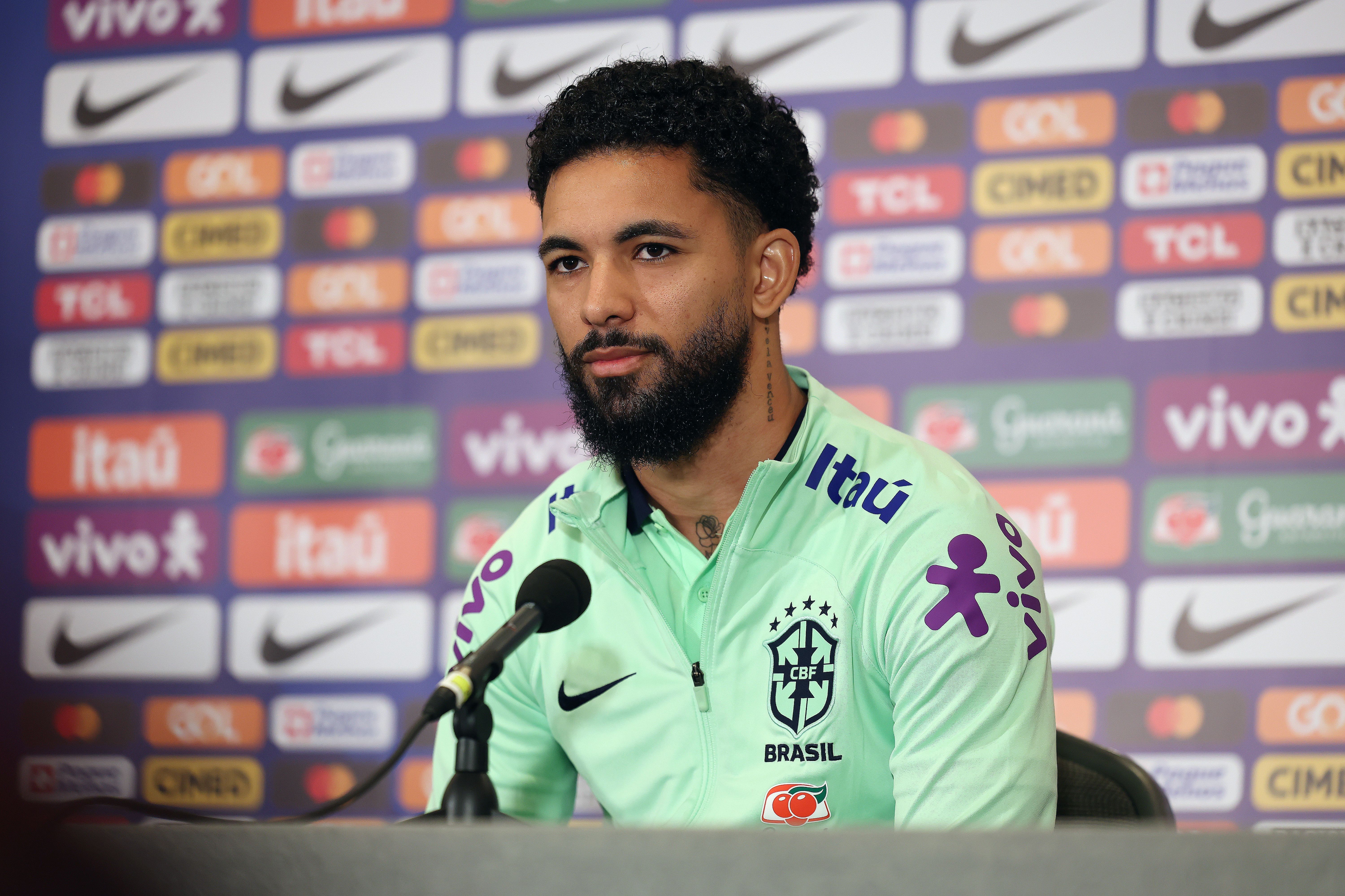 Douglas Luiz revela papo com Léo Jardim sobre o Vasco: 'Vamos sofrer de novo?'