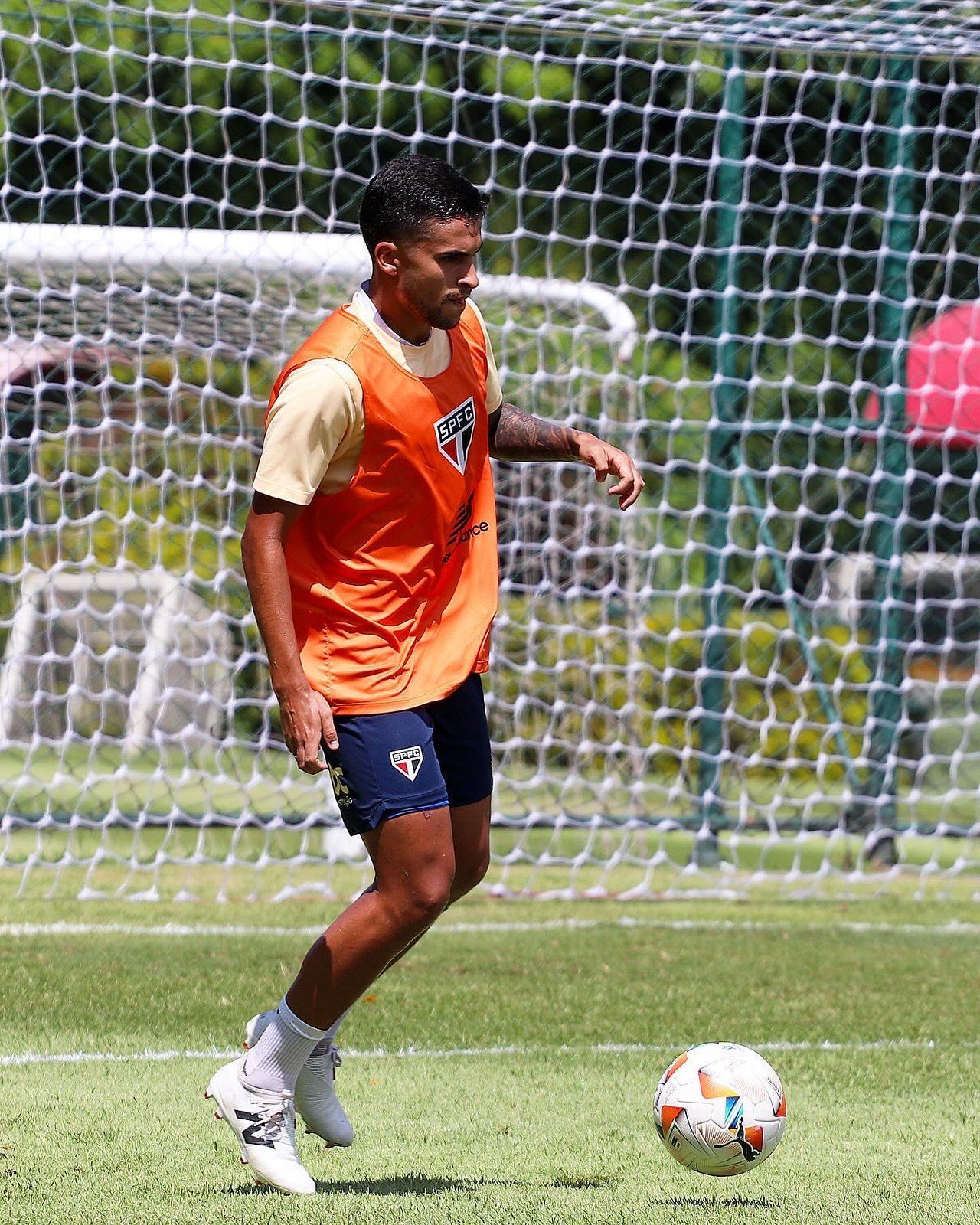 Volante participa de treino, mas não está liberado para voltar ao São Paulo