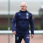 Dorival relembra convívio com Robinho: 'Se cometeu crime, ele tem que ser penalizado'