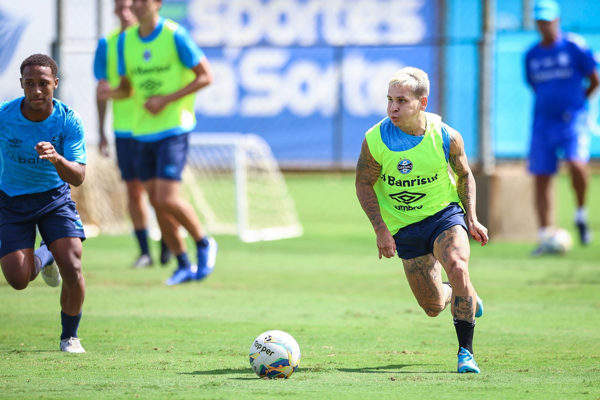 Soteldo retorna aos treinos no Grêmio e fala sobre recuperação de lesão