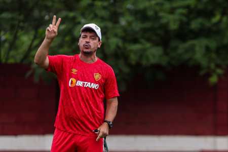 Fernando Diniz em treinamento pelo Fluminense