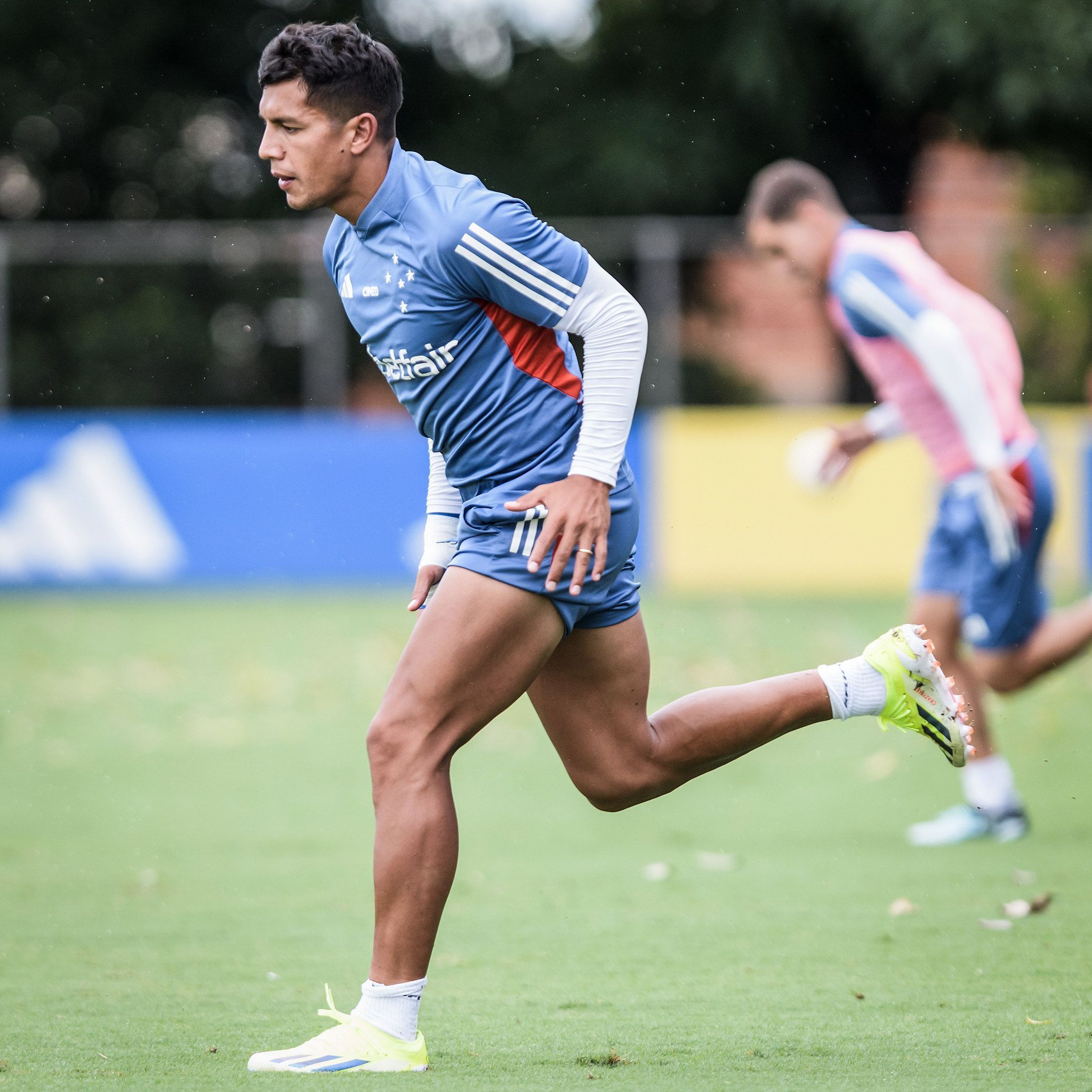 Reforçado, Cruzeiro treina de olho na final do Mineiro; Romero participa de atividade