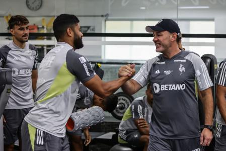 Milito comanda primeiro treino pelo Atlético