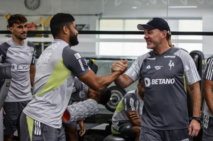 Milito comanda primeiro treino pelo Atlético