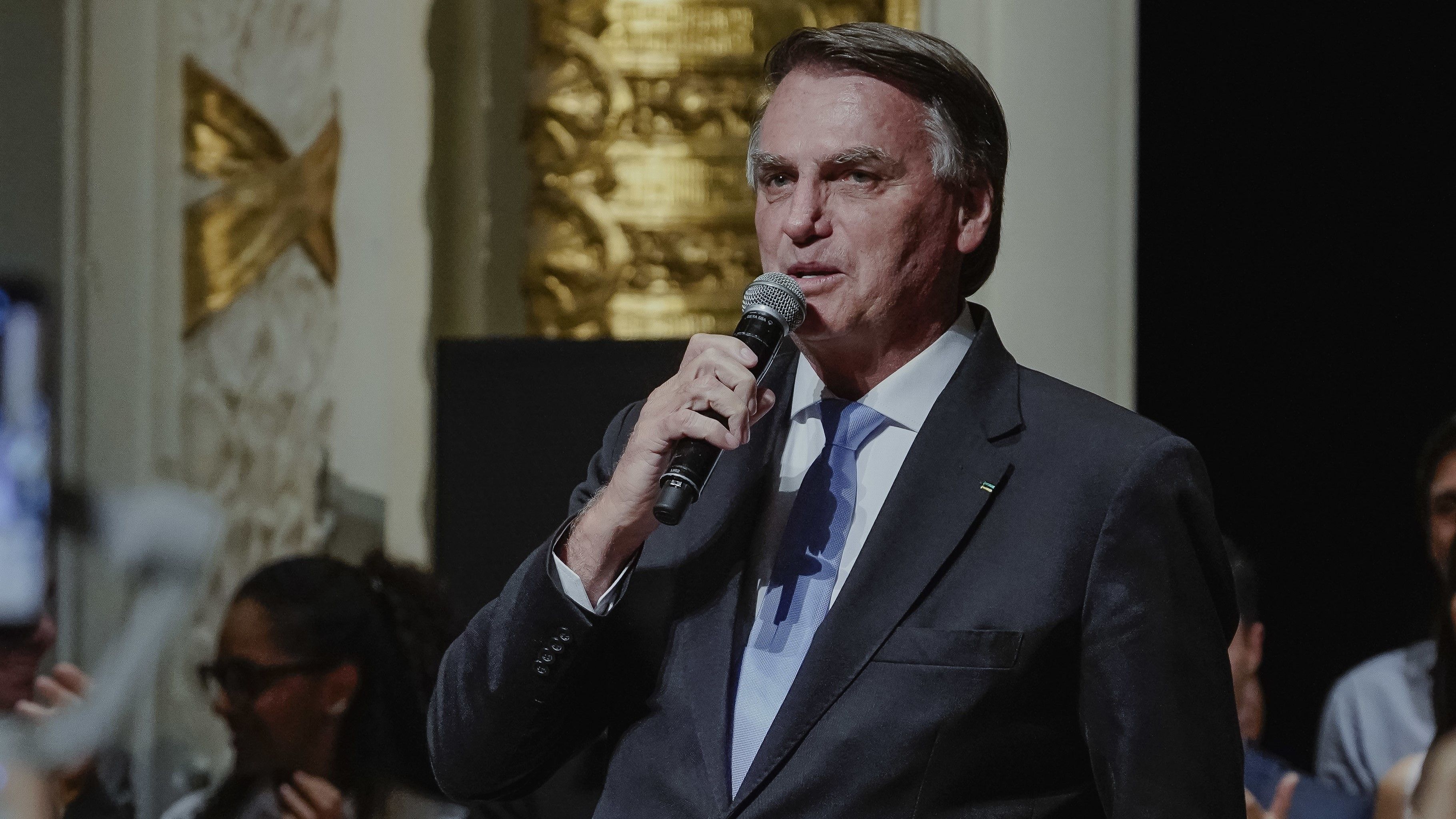 Defesa de Bolsonaro pede assistência religiosa de bispo evangélico e pastor na cadeia