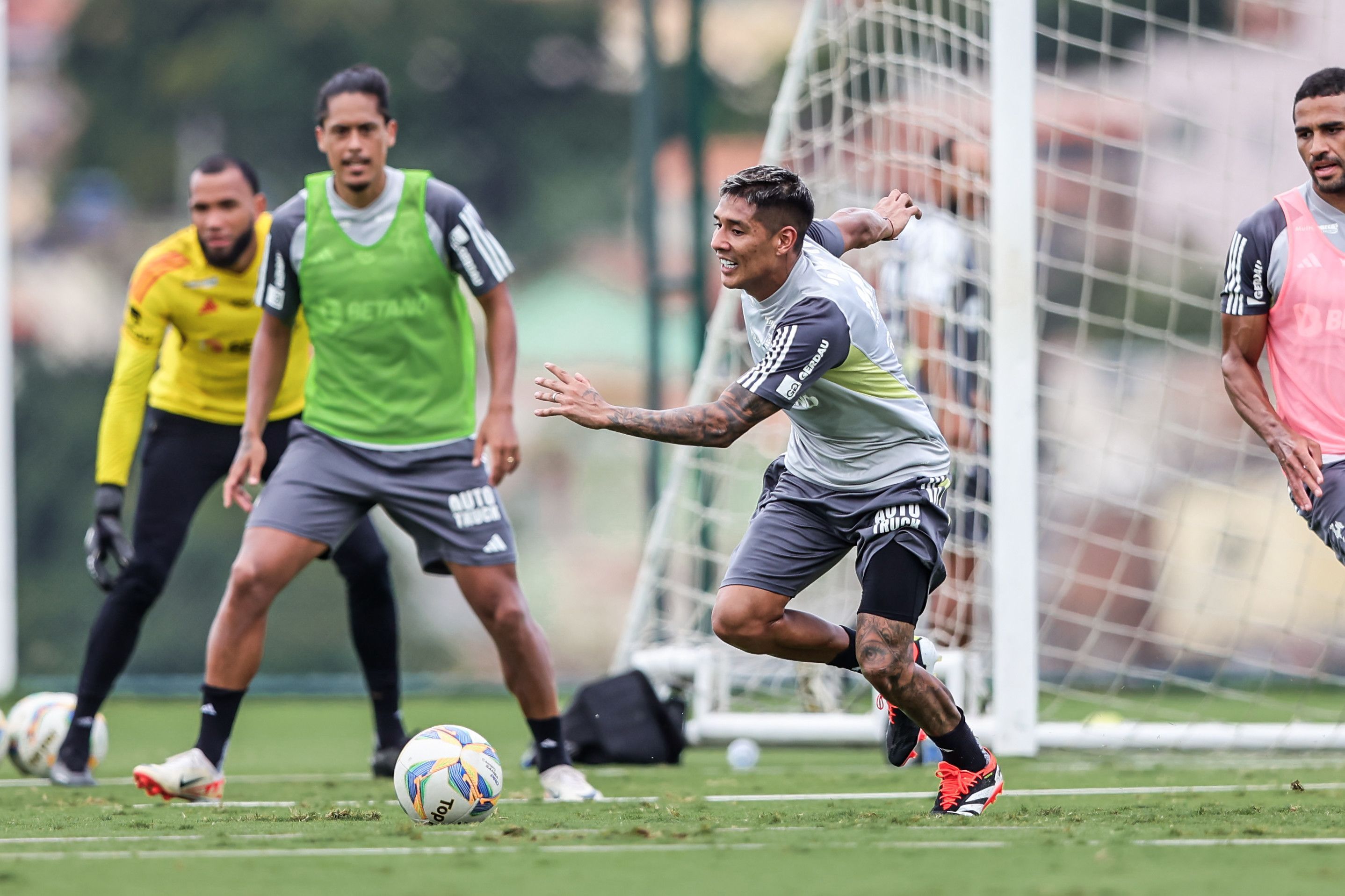 Técnico do Atlético, Milito ganha reforço para final do Mineiro