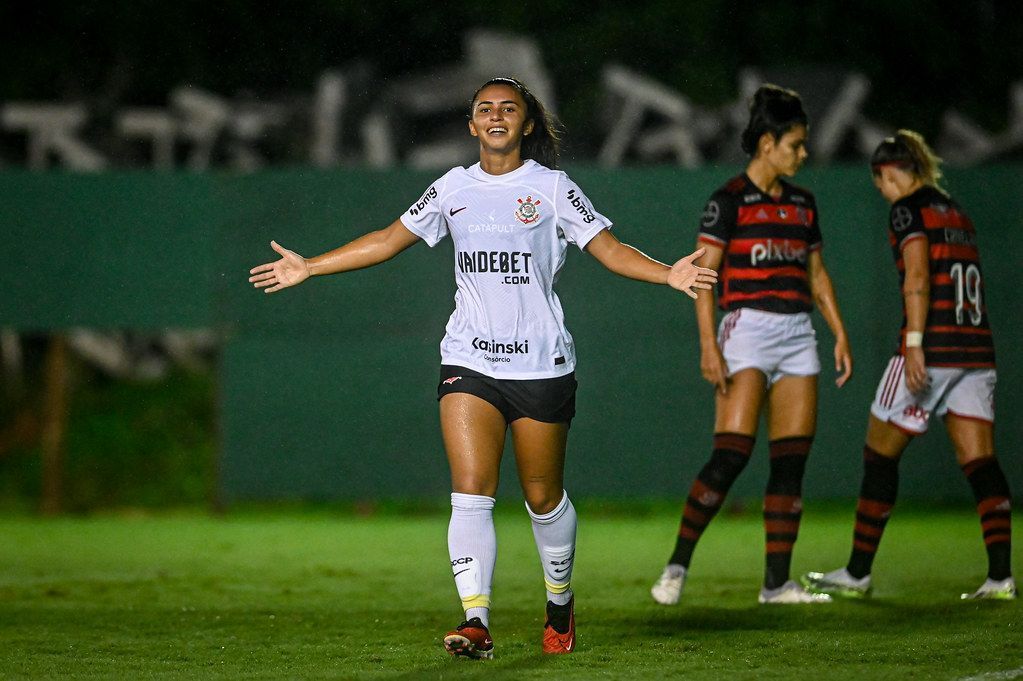 Corinthians vira sobre o Flamengo e mantém 100% no Brasileirão Feminino