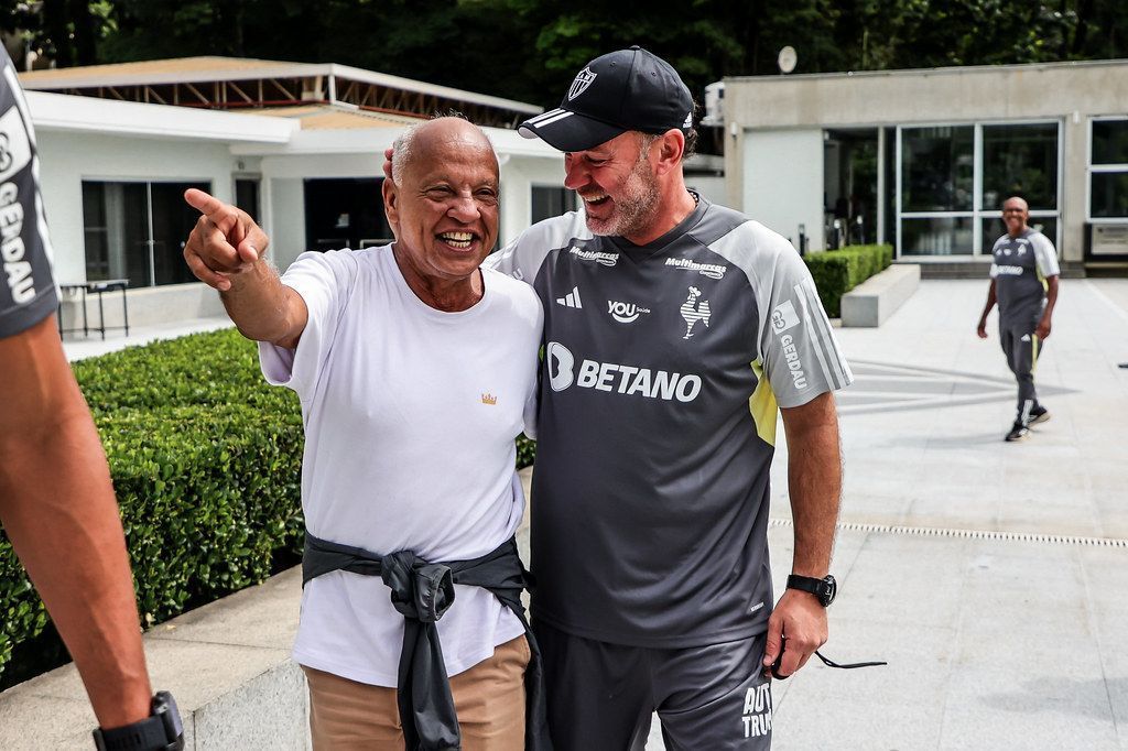 Ídolo do Atlético faz visita a Gabriel Milito na Cidade do Galo