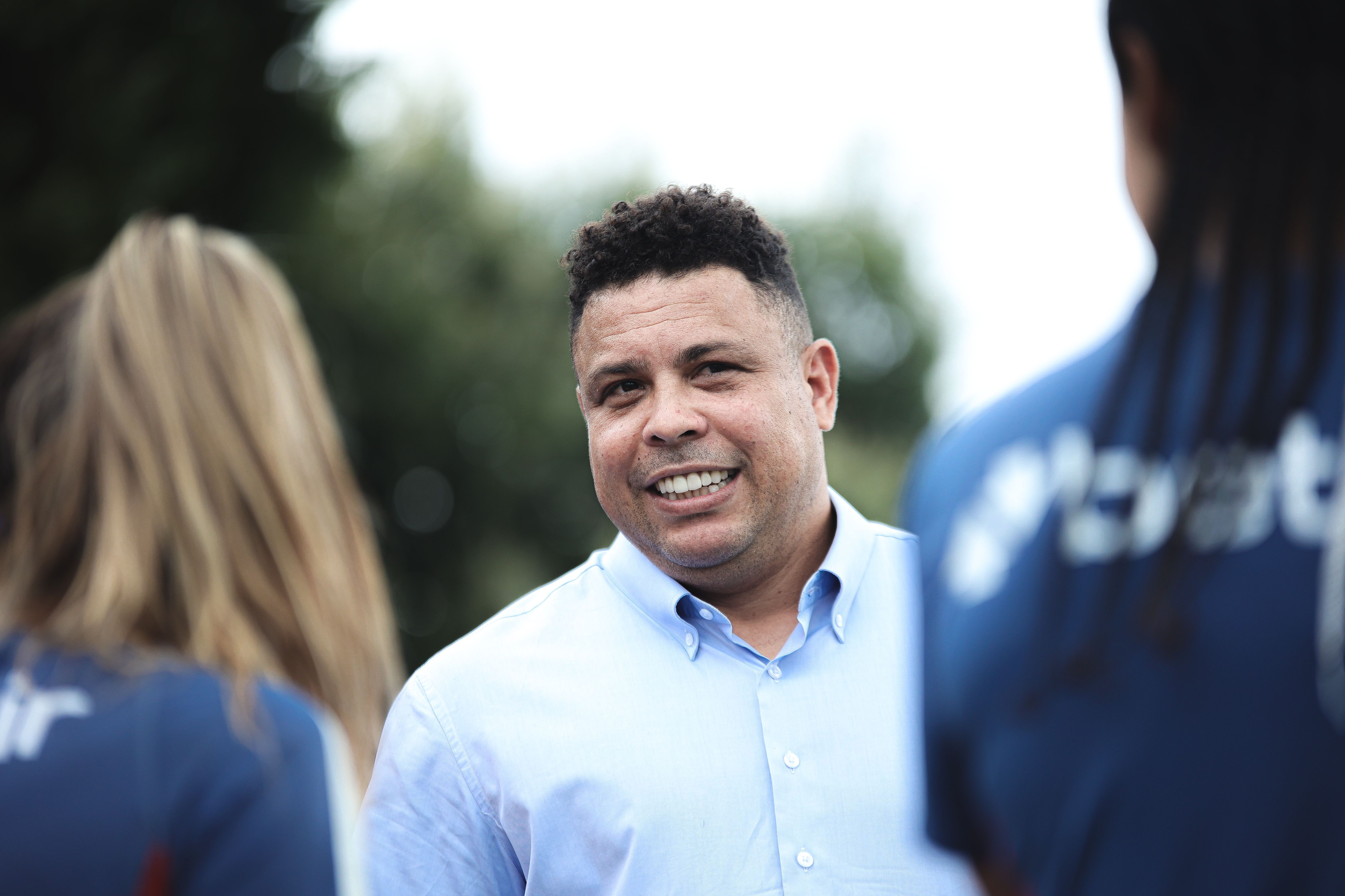 Jogadora do Cruzeiro chora após encontrar Ronaldo na Toca; assista