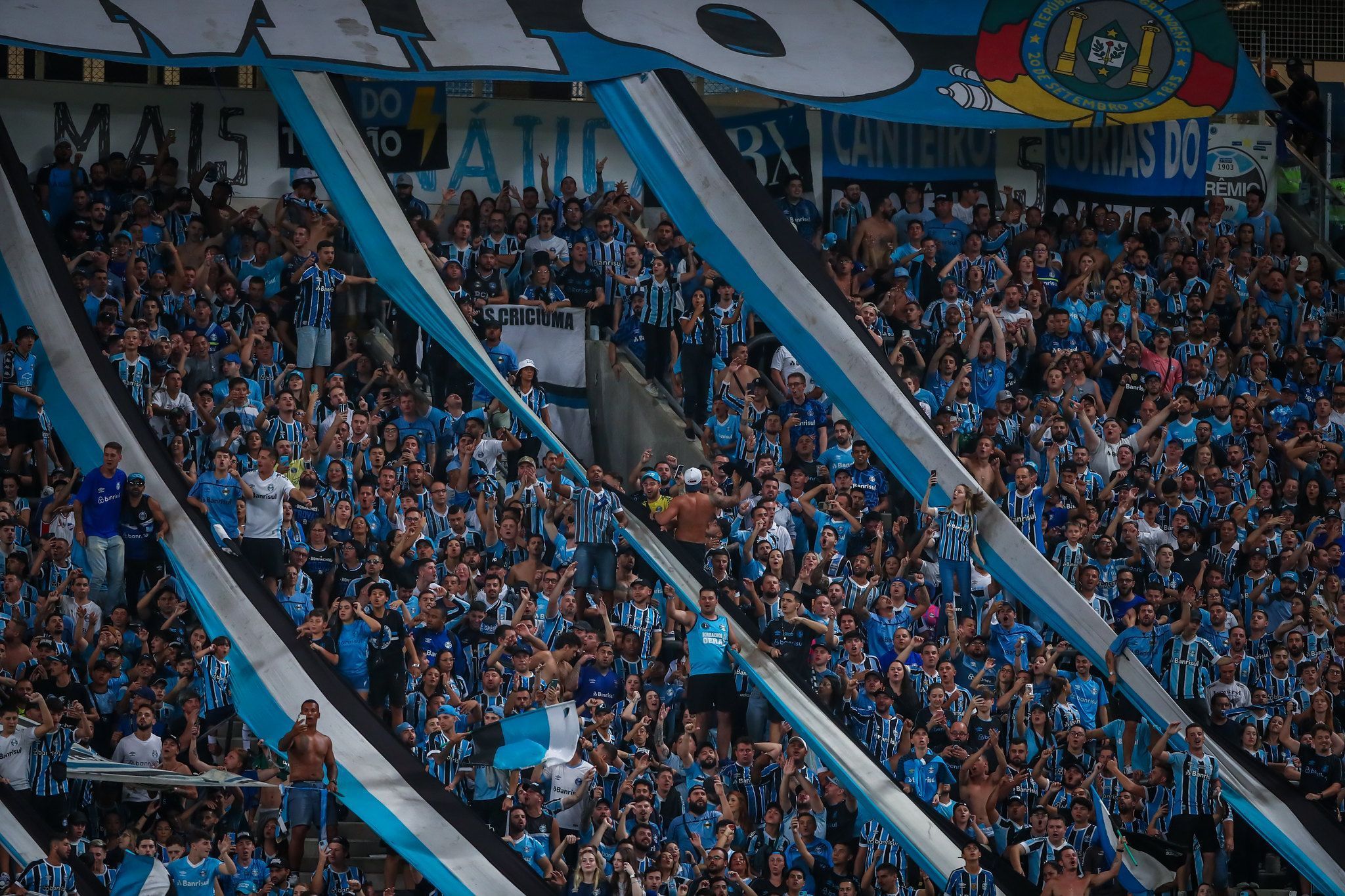 Grêmio tem o dobro de torcedores do Internacional entre jovens de 7 a 15 anos