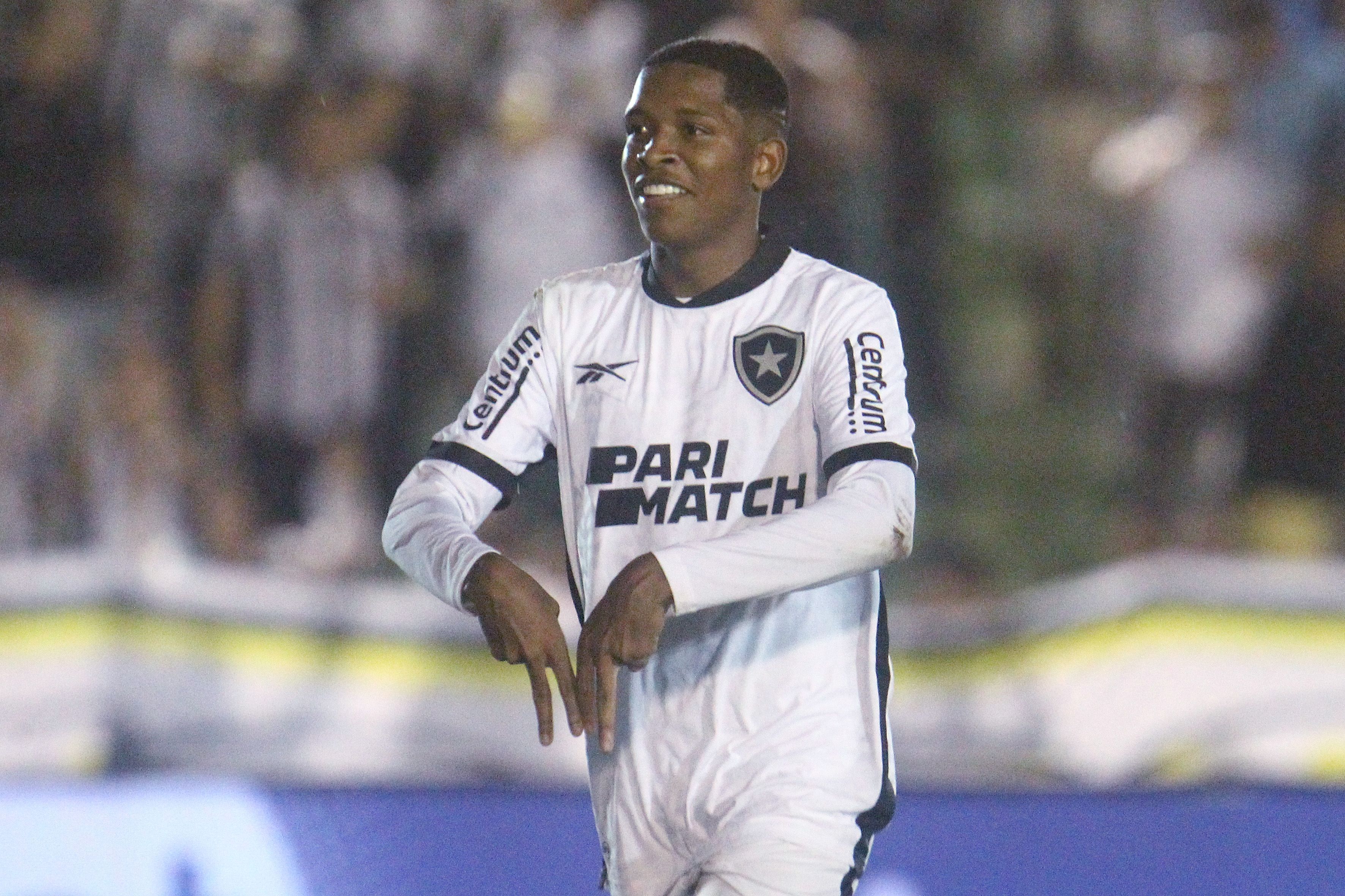 Joia do Botafogo explica comemoração e projeta 'muito mais gols'
