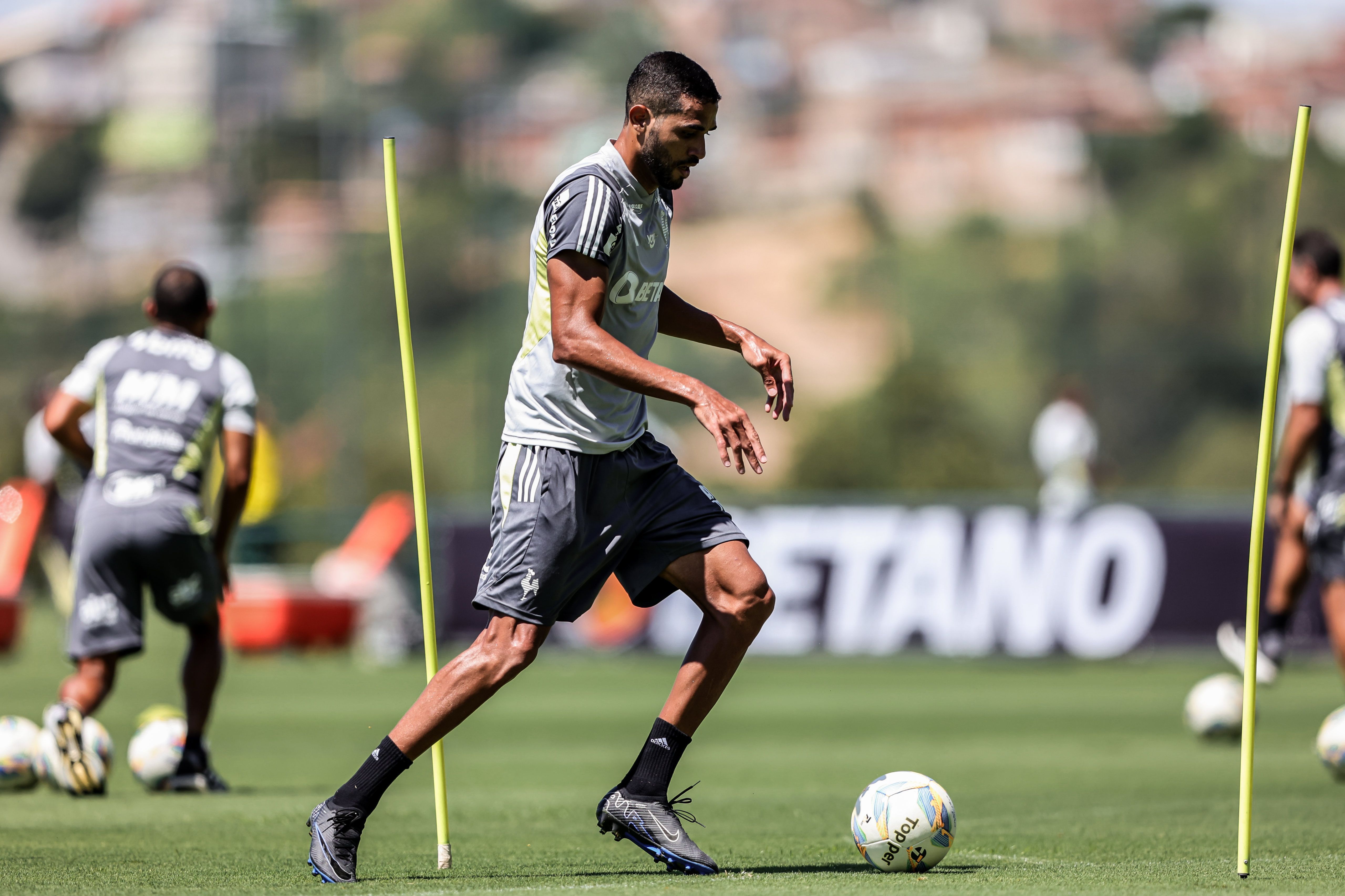 'Escanteado' no Atlético, Kardec não é relacionado há um mês