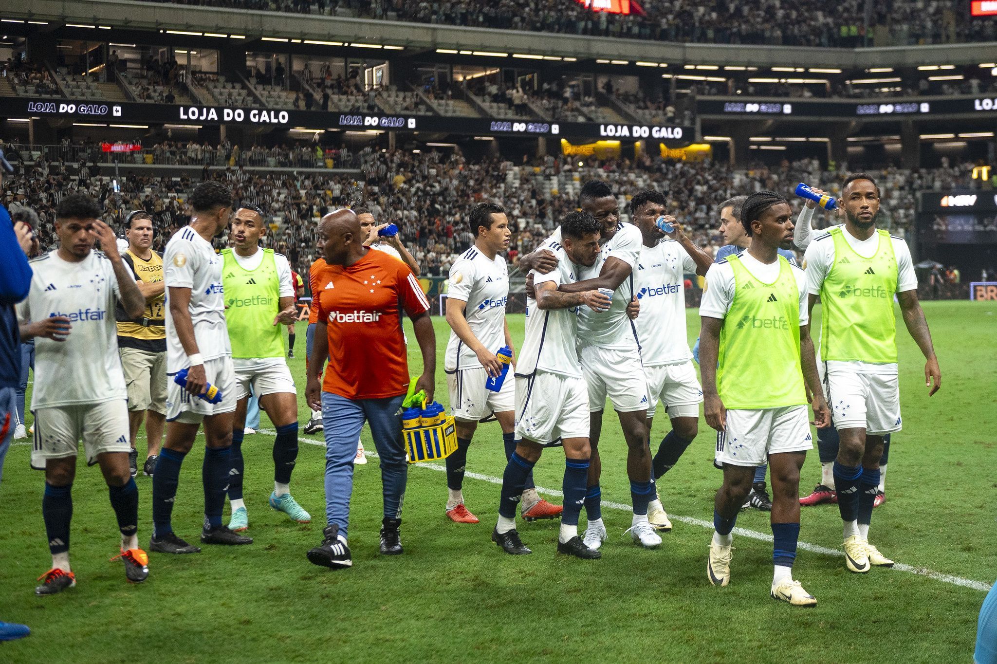 Ídolo do Cruzeiro destaca 'coragem' no clássico: 'Nunca dê por morto'