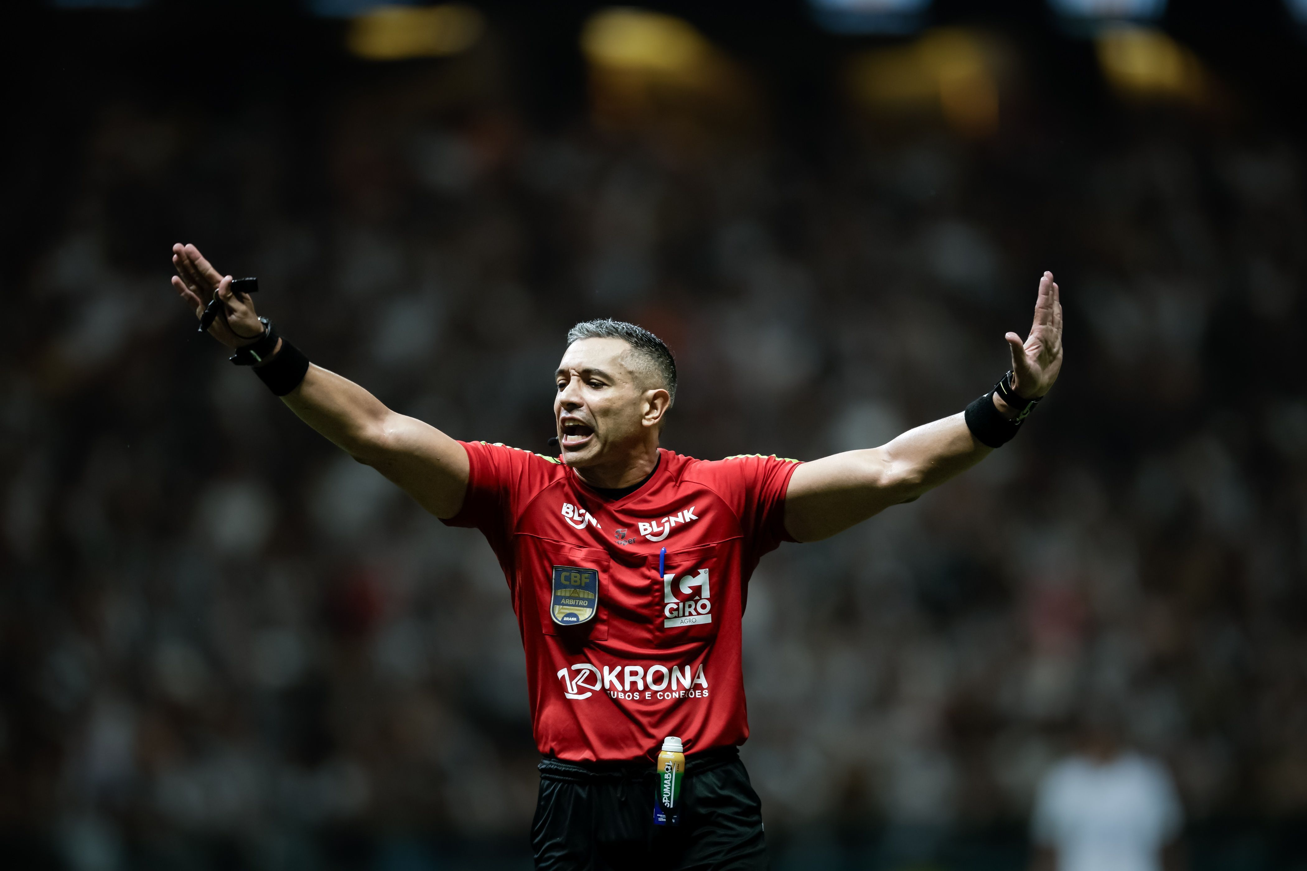 Torcedores de Flamengo e Corinthians são os que melhor avaliam a arbitragem brasileira, diz pesquisa