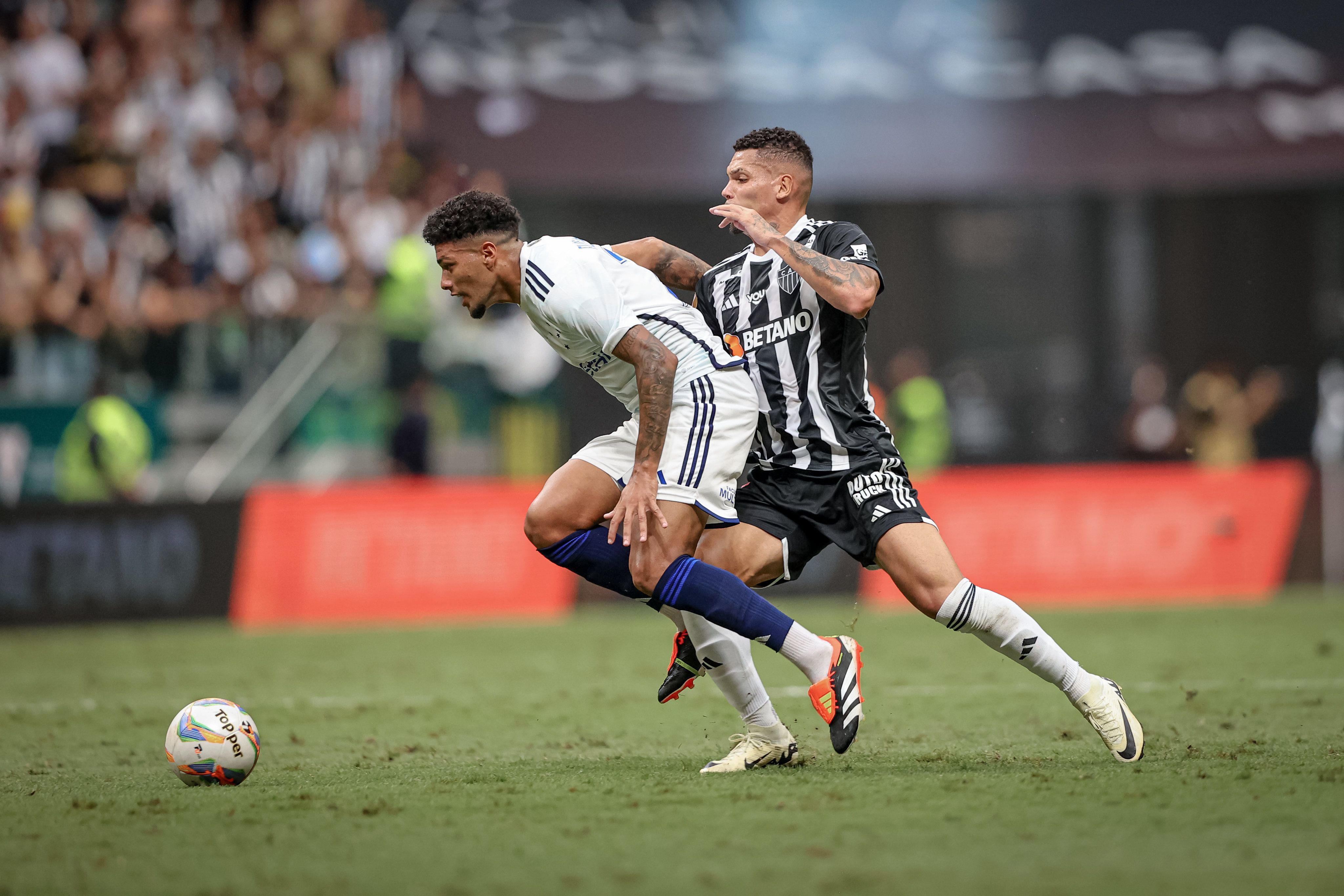 Paulinho aponta desorganização do Atlético, após empate amargo no clássico