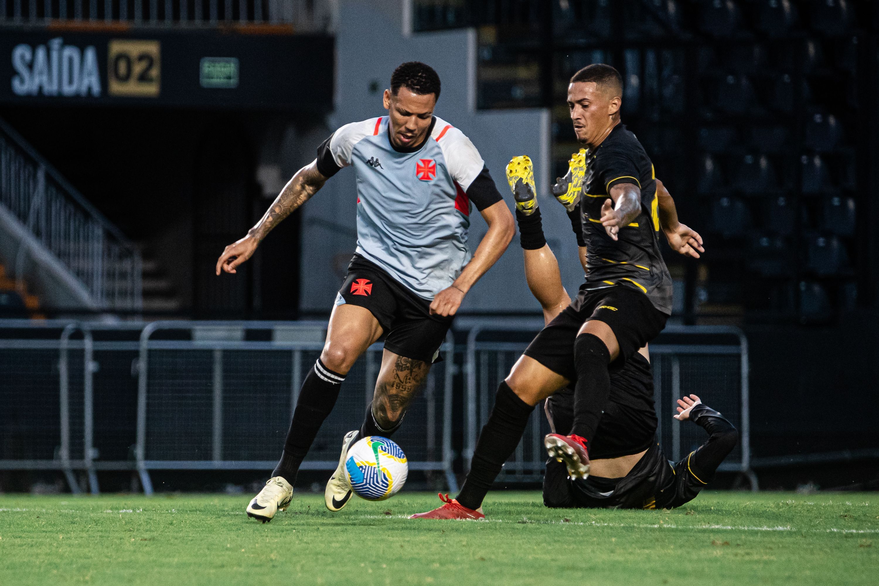Principal reforço da última janela, Clayton perde espaço no Vasco após chegar como titular