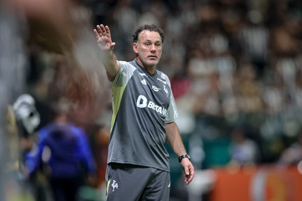 Milito lamenta perda de intensidade do Atlético, mas se diz contente com atuação