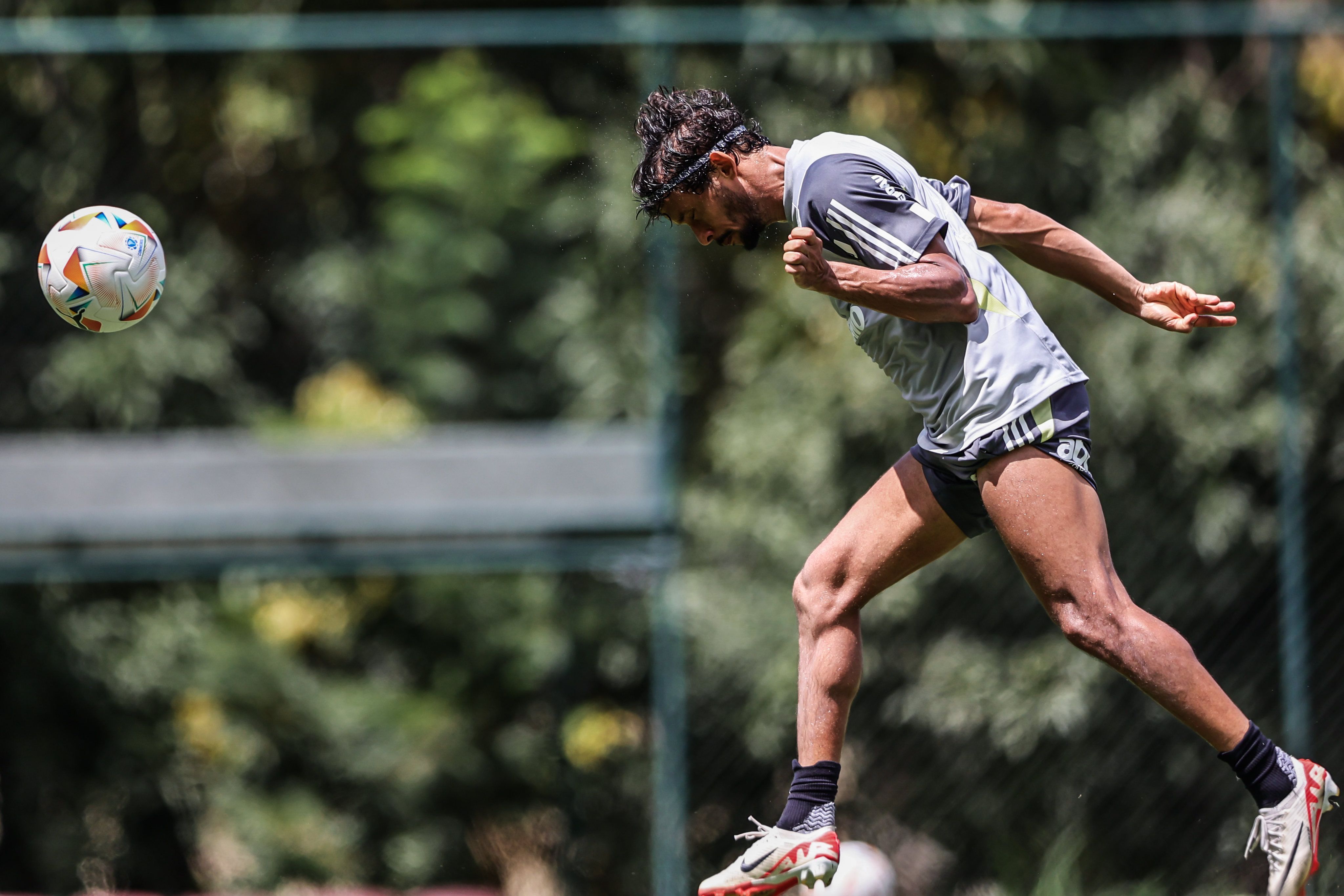 Perto da estreia, Atlético testa bola utilizada na Copa Libertadores