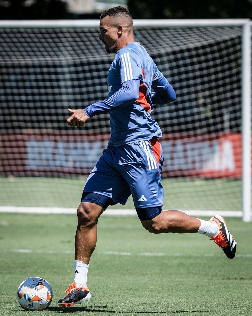 Zé Ivaldo treina no Cruzeiro, mas ainda é dúvida para o clássico