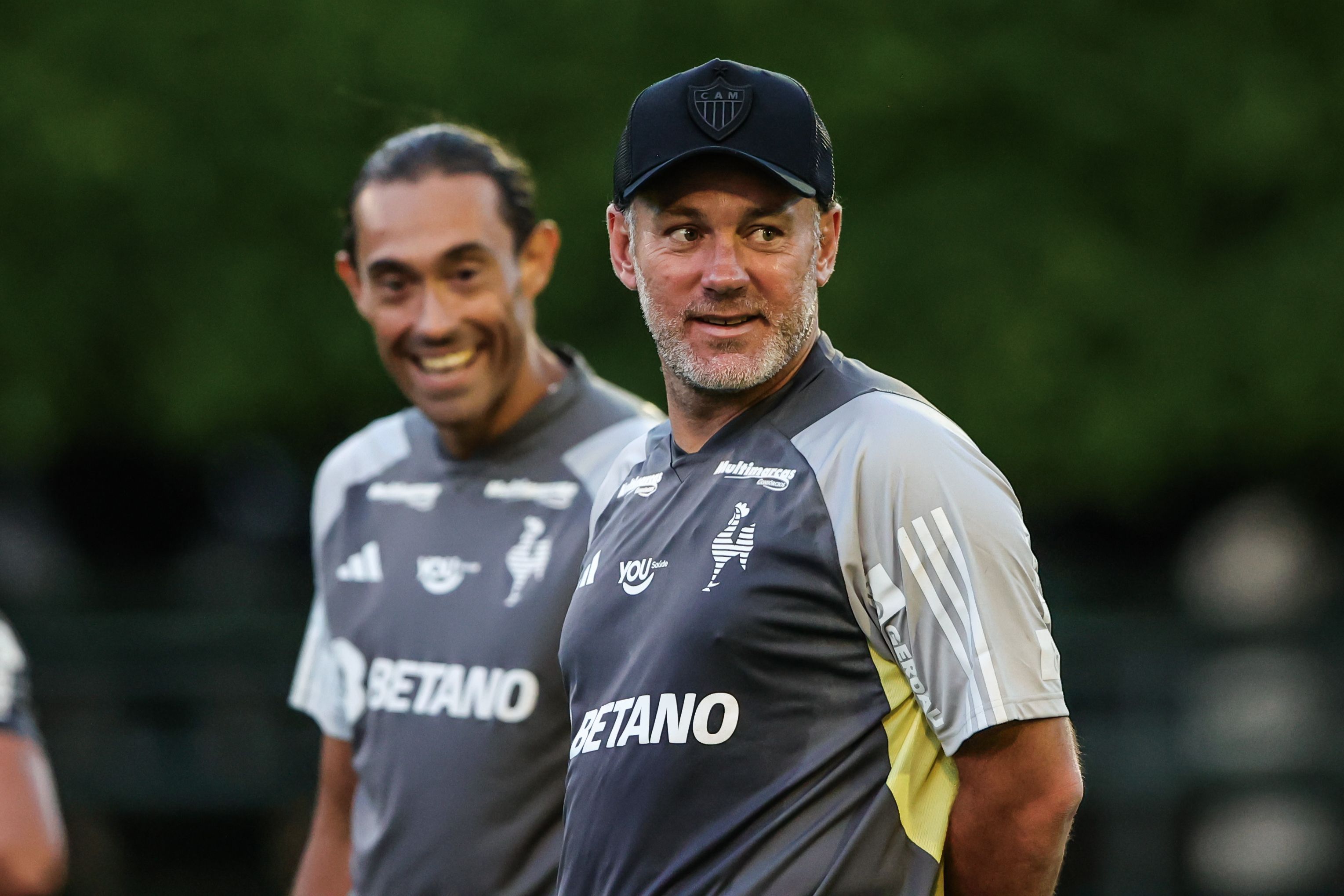 Técnico do Atlético, Milito mostra habilidade em treino com jogadores; veja vídeo
