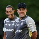 Técnico do Atlético, Milito mostra habilidade em treino com jogadores; veja vídeo