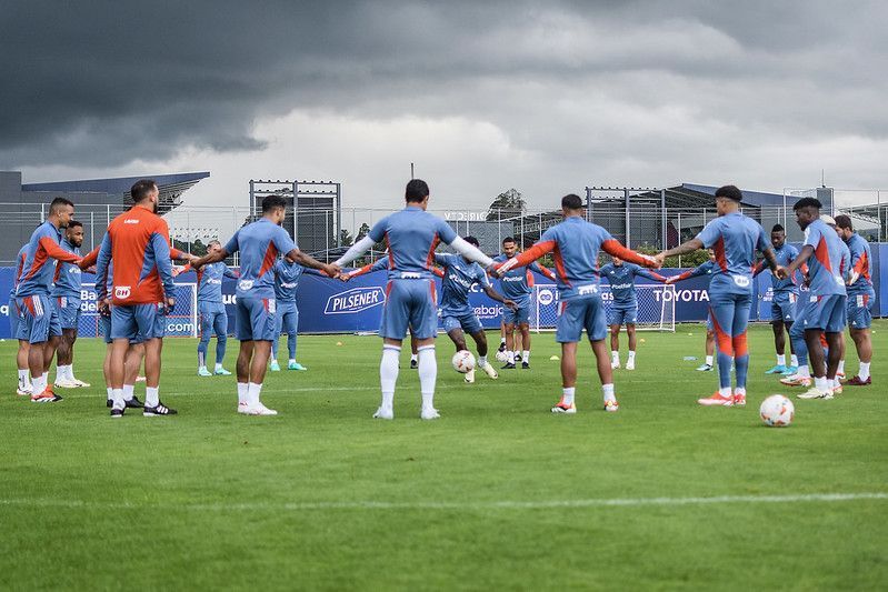 Larcamón faz mistério e relaciona todos os jogadores do Cruzeiro para final do Mineiro