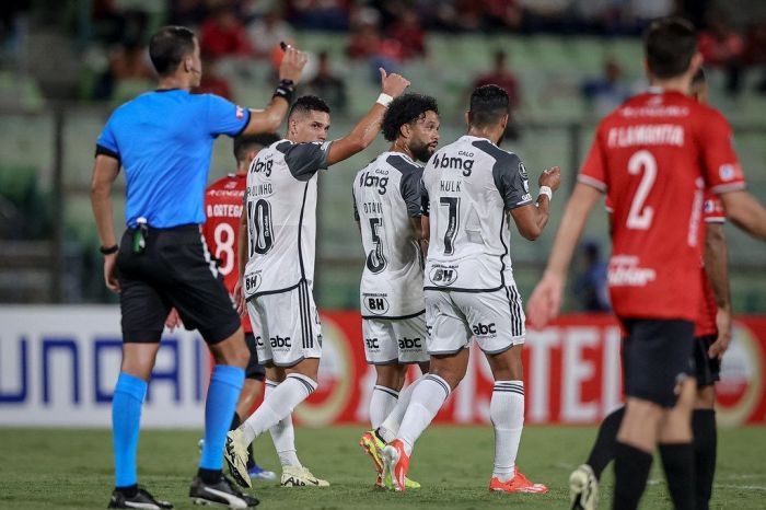 Com dois gols de Paulinho, Atlético goleou o Caracas