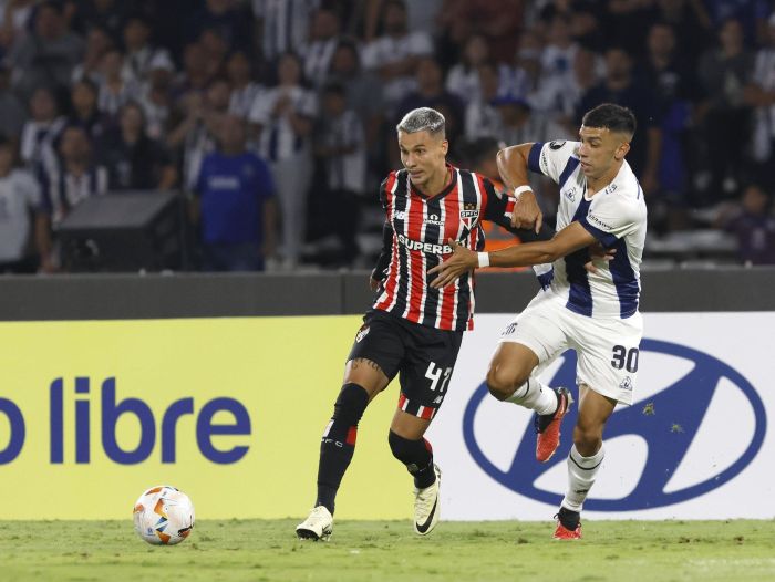 Ferreira em ação por Talleres x São Paulo