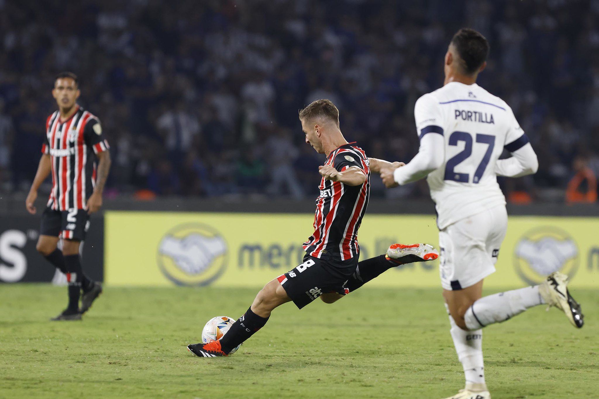Meia do São Paulo é direto ao falar de derrota na Libertadores: 'Com isso, não basta'