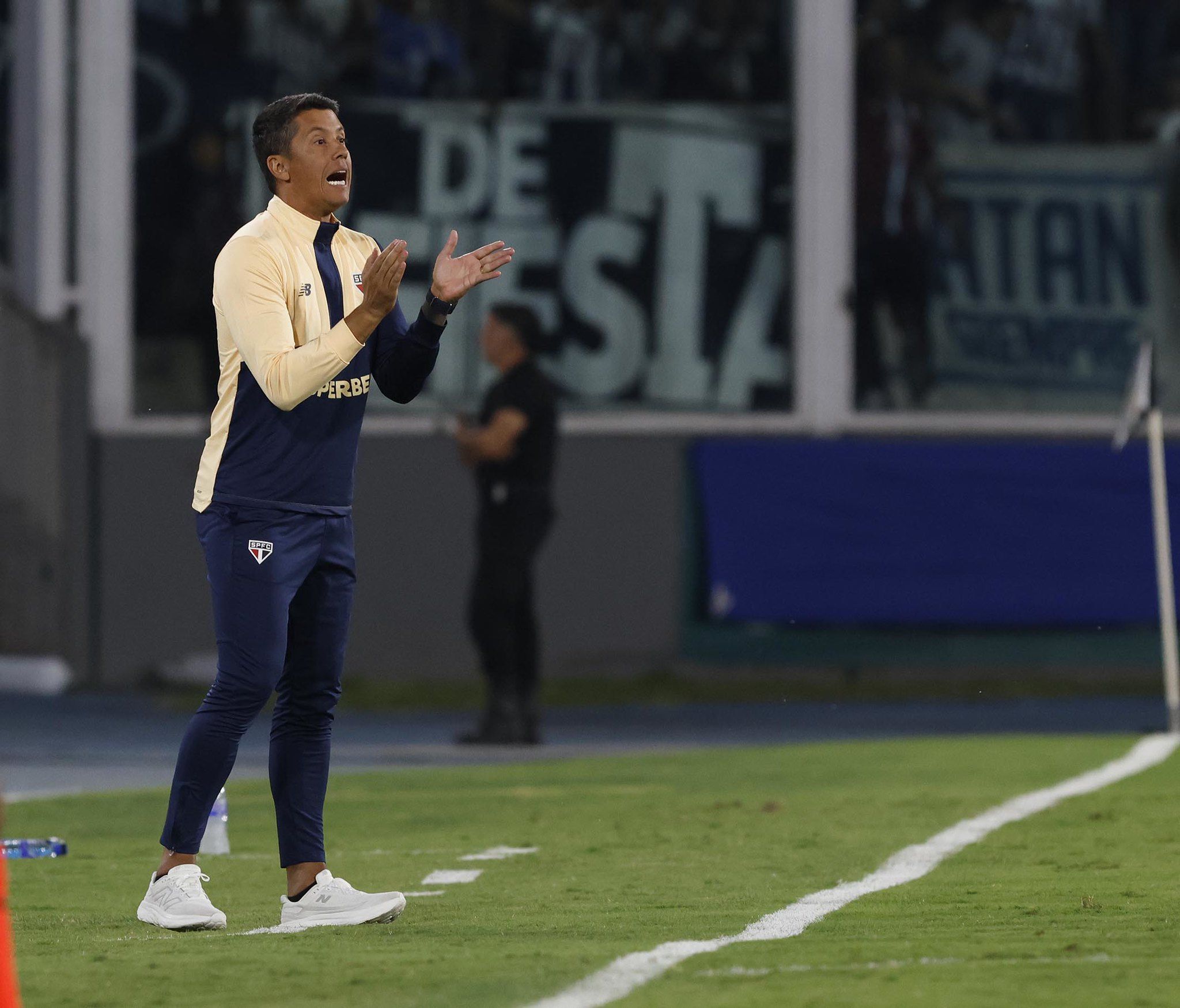 Vitória negocia com o técnico Thiago Carpini para substituir Léo Condé
