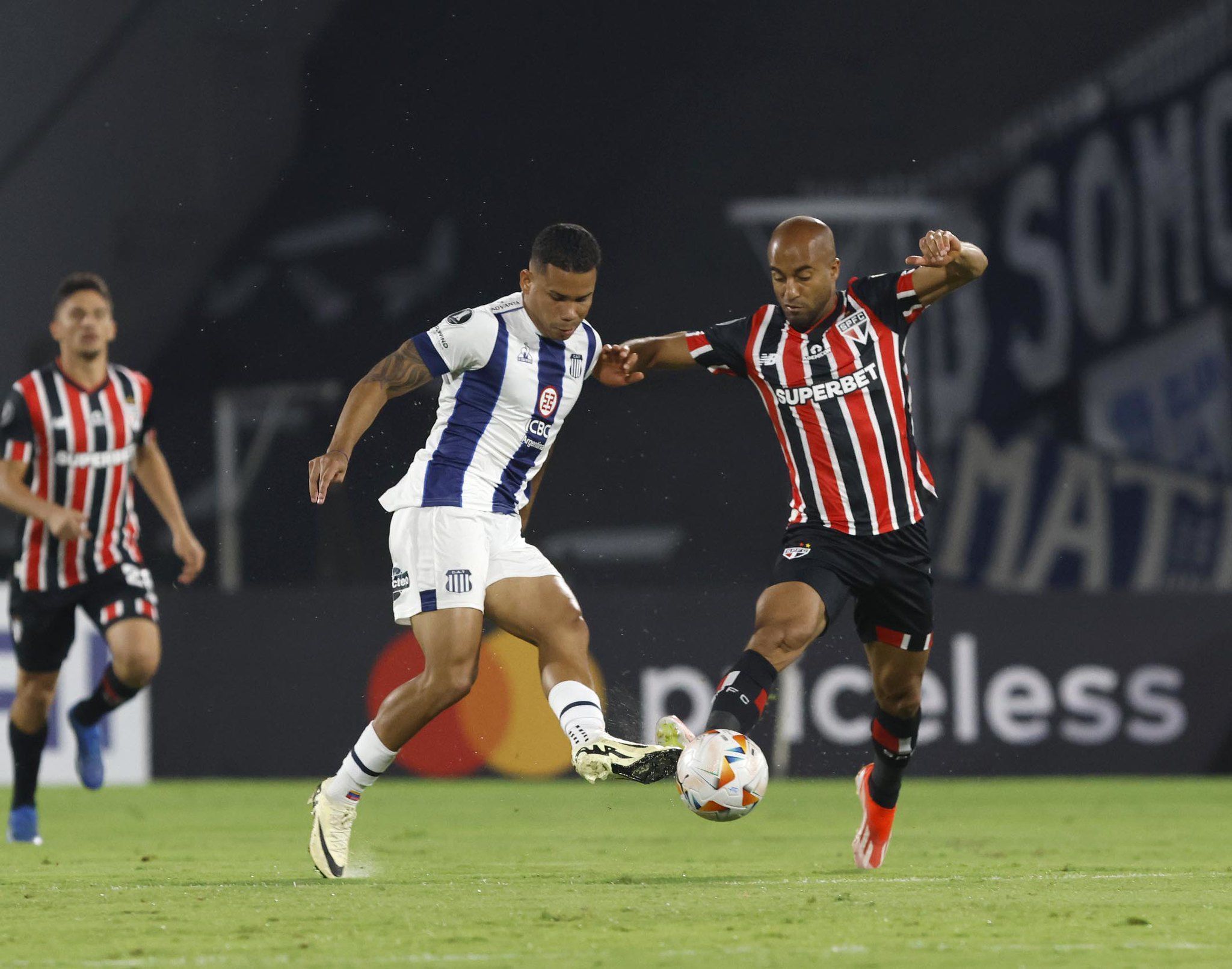 Com nova lesão muscular, Lucas já perdeu quase metade dos jogos do São Paulo neste ano