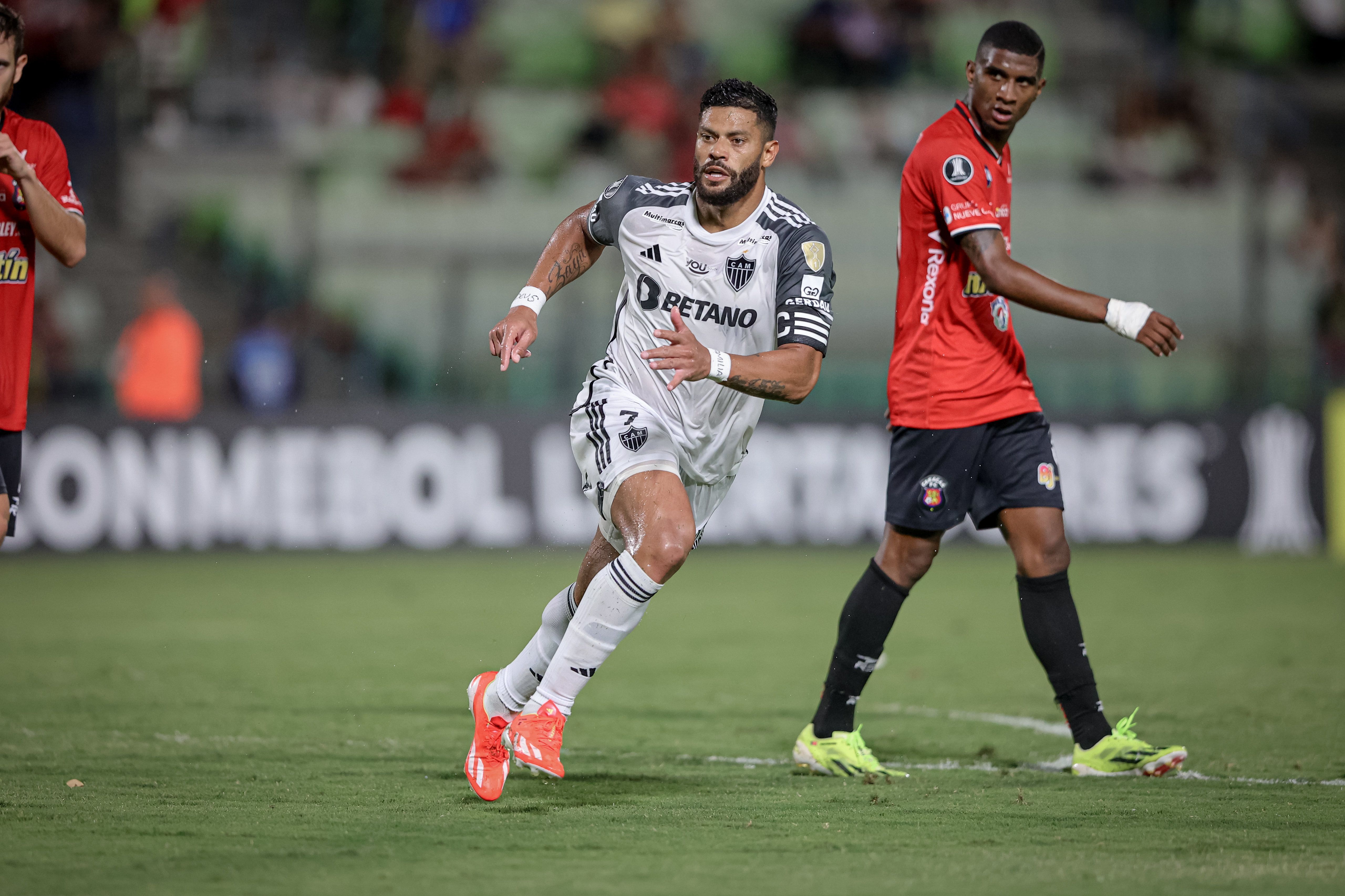 Hulk comemora vitória do Atlético na Libertadores e elogia Milito: 'Merece total respeito'