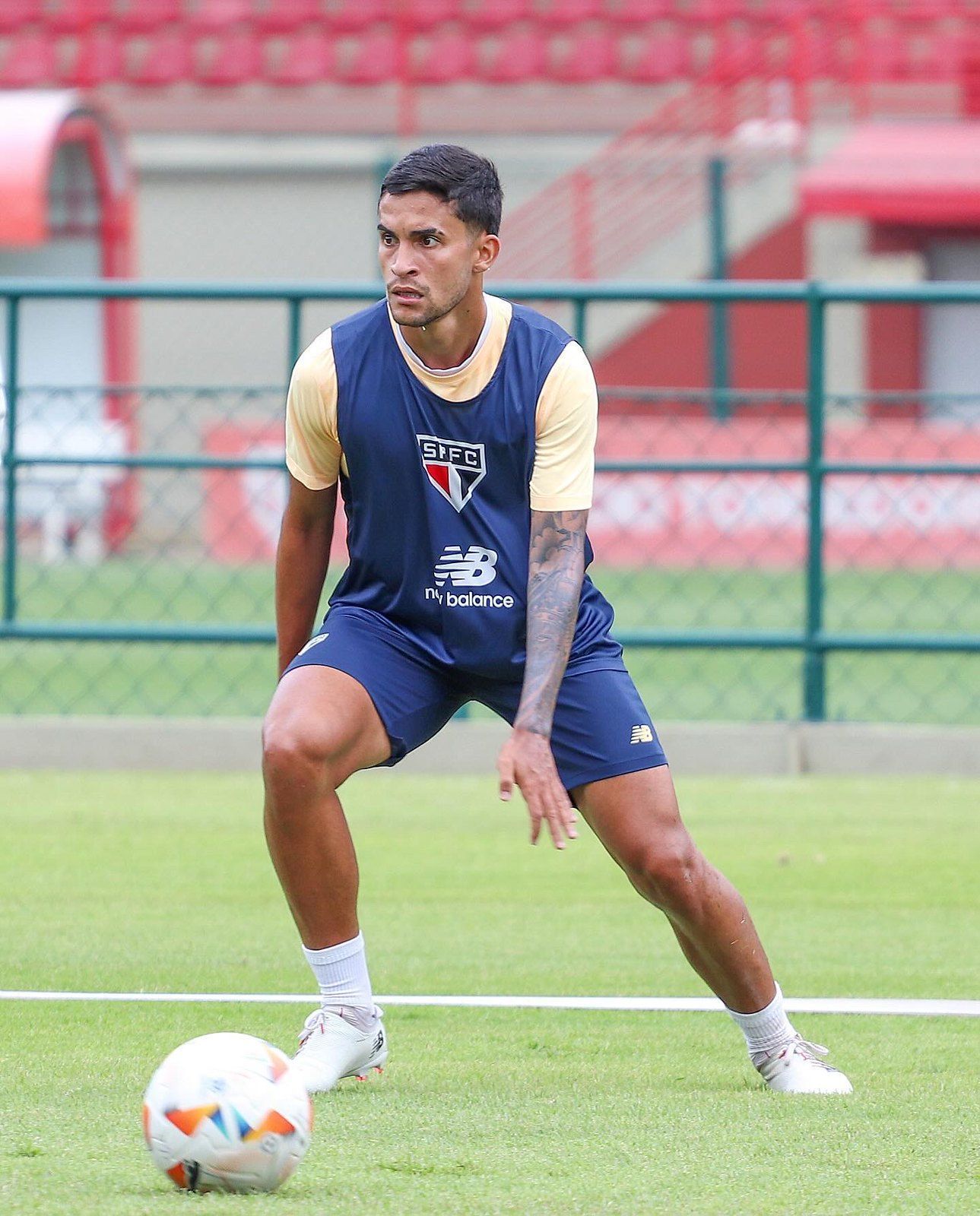 Volante se recupera de lesão e reforça São Paulo para jogo na Copa Libertadores