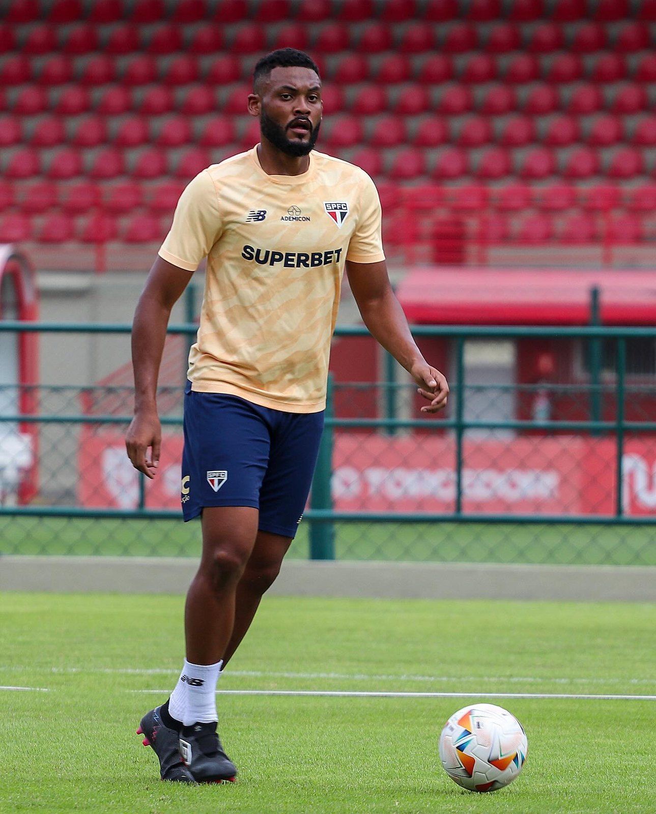 Reforço do São Paulo cumpre um terço de 'contrato relâmpago' sem entrar em campo