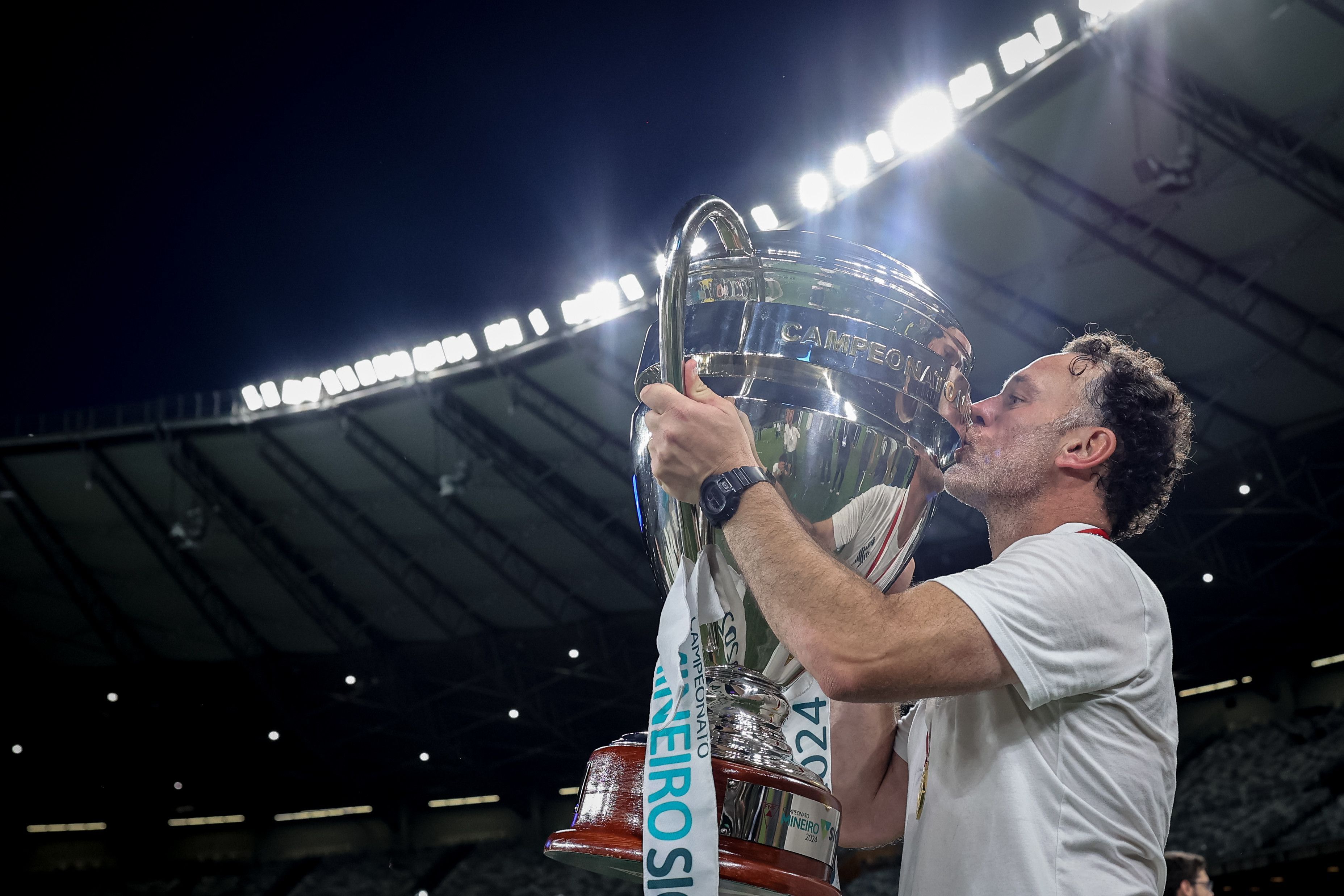 Milito completa um mês no Atlético com título, estilo marcante e novo ânimo