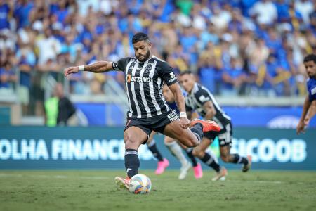 Hulk marca de pênalti e vira o placar para o Atlético: 2 a 1