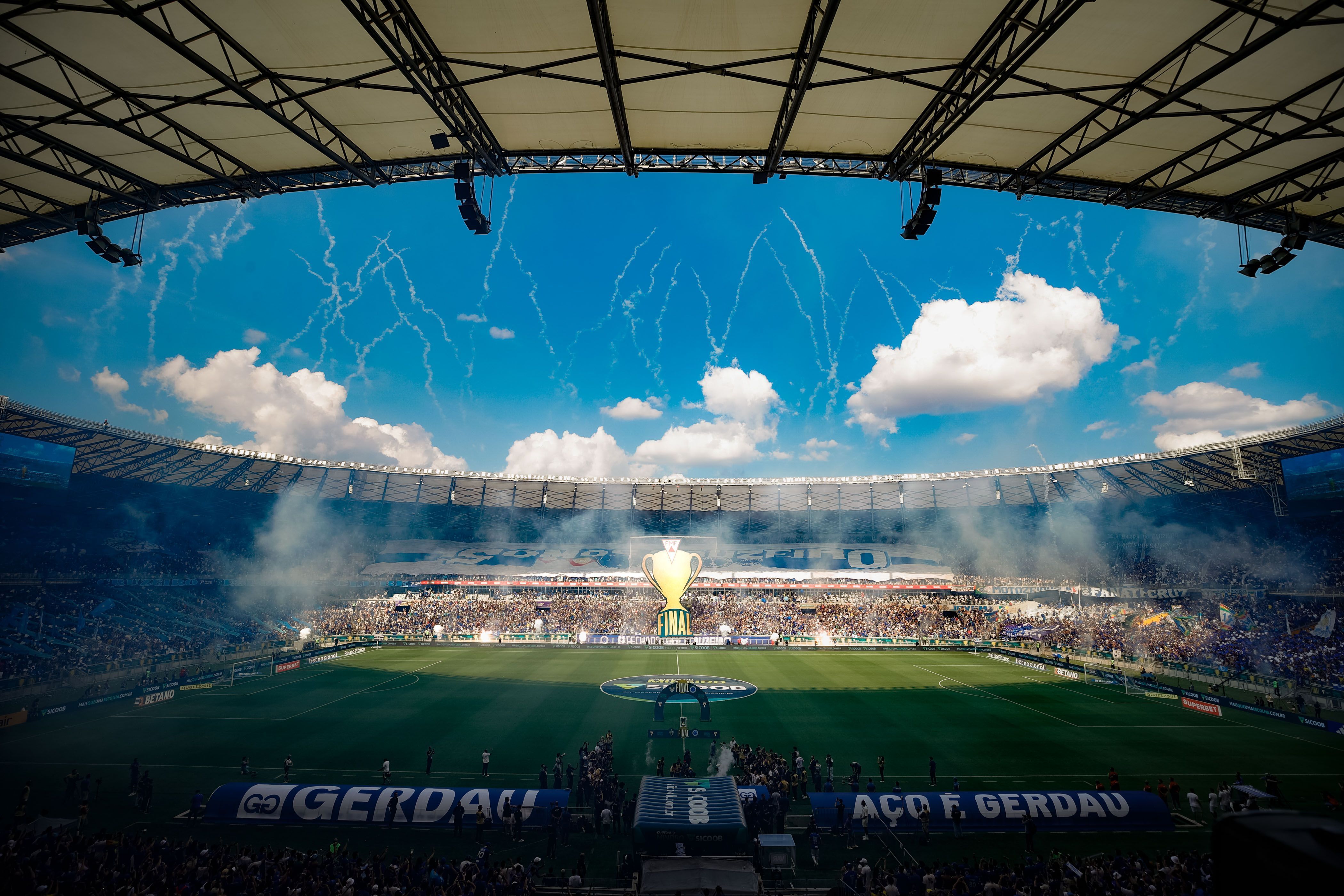 Ex-Atlético rasga elogios à torcida do Cruzeiro: 'Nunca vi um Mineirão daquele jeito'