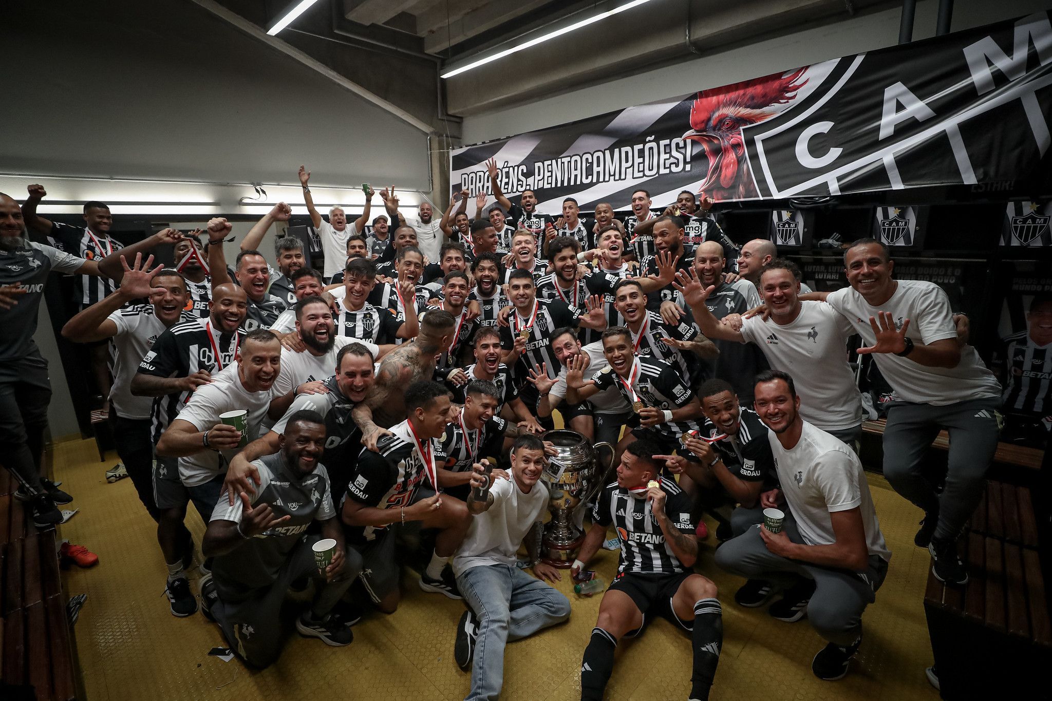Entenda por que Scarpa não participou de festa do título no vestiário do Atlético
