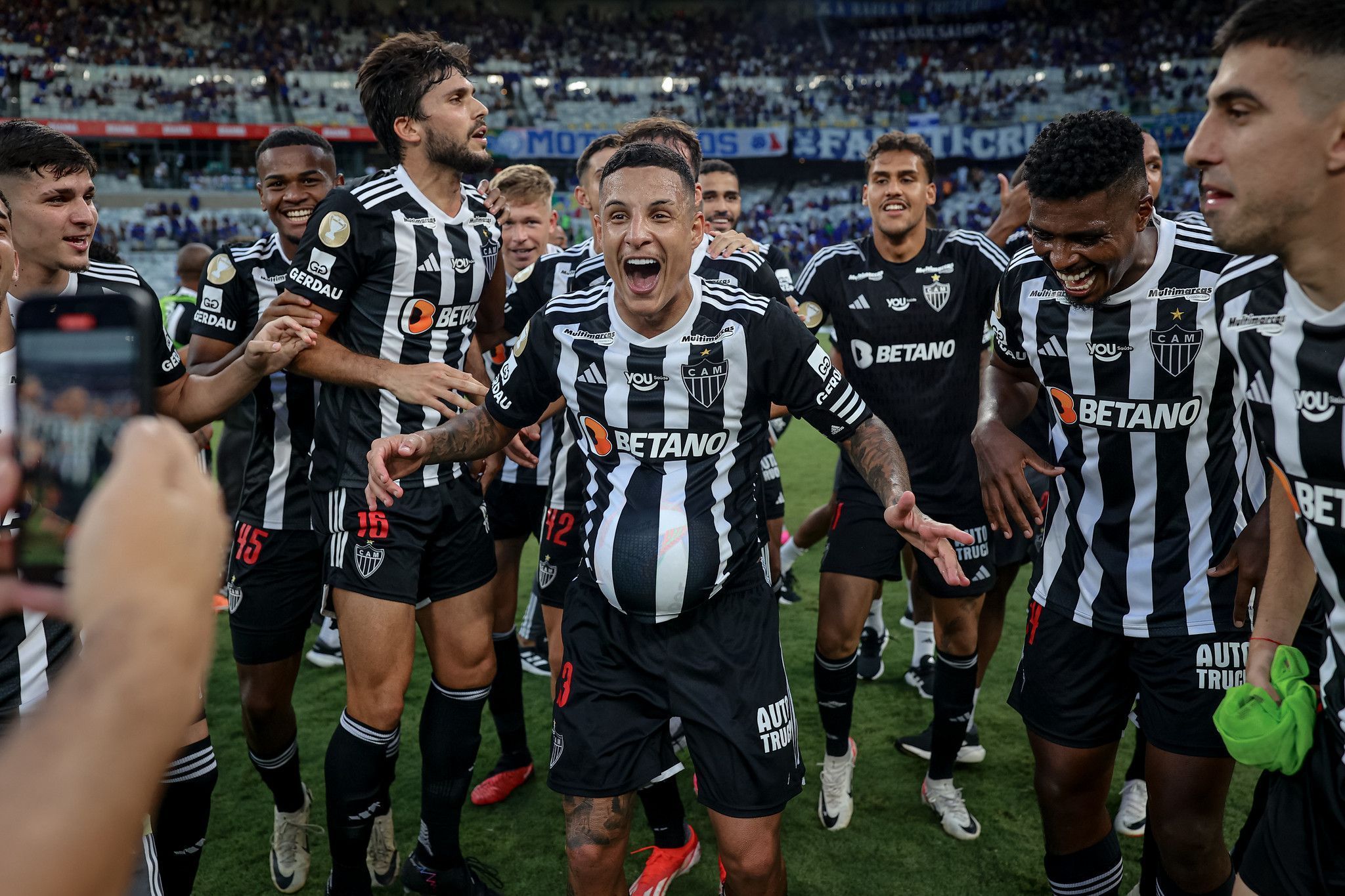 Arana sofre acidente doméstico após título do Atlético e provoca Cruzeiro do hospital
