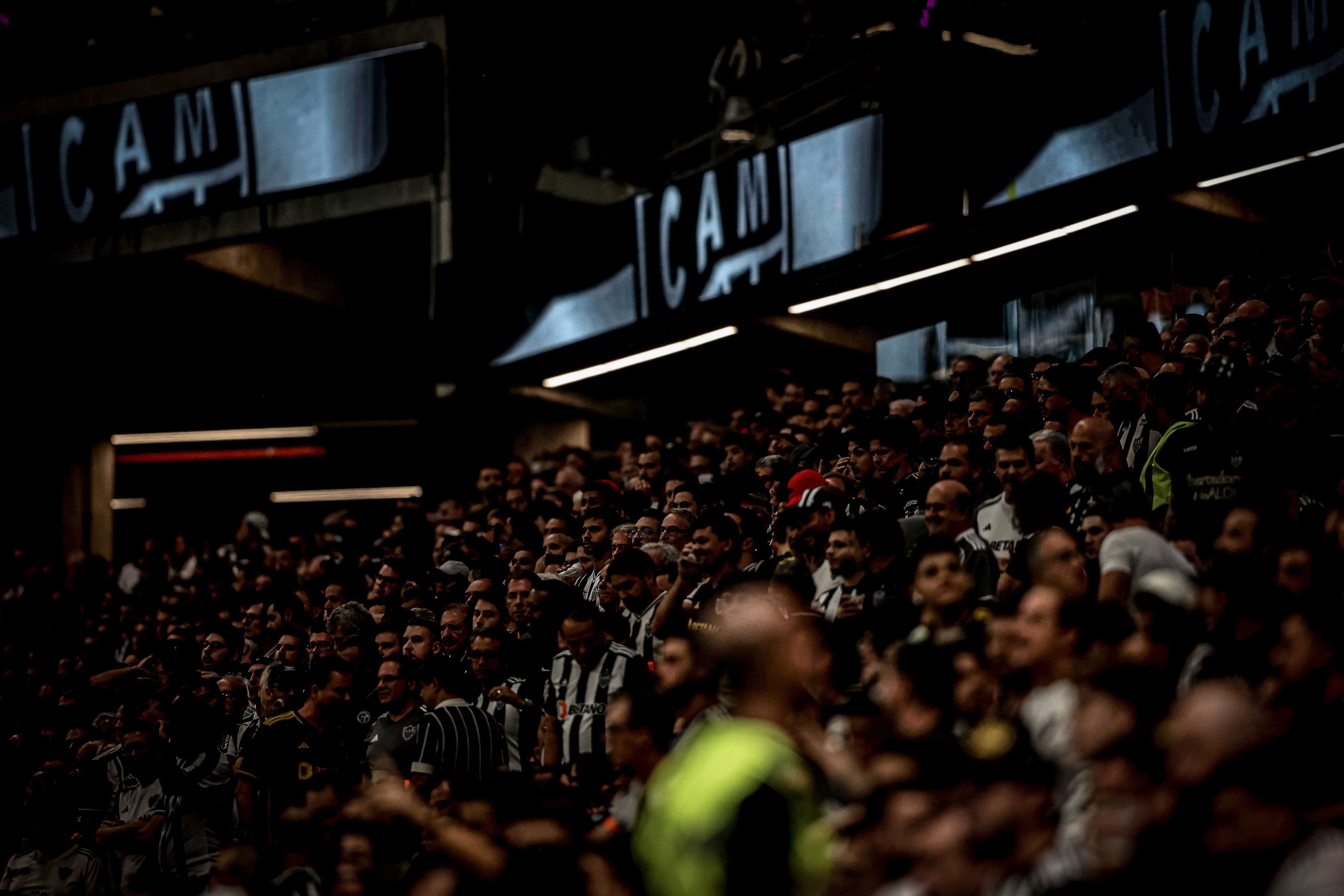 Torcedor argentino comete racismo em jogo do Atlético, na Arena MRV; veja vídeo