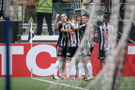 Jogadores do Atlético comemoram gol diante do Rosario Central em jogo pela Libertadores