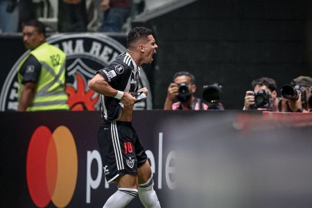 Paulinho, do Atlético, comemora gol diante do Rosario Central