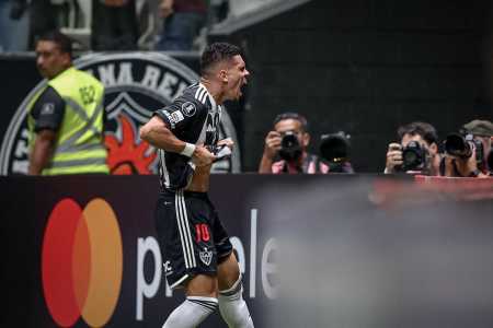 Paulinho, do Atlético, comemora gol diante do Rosario Central